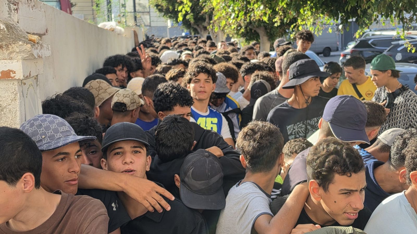 Centenares de menores esperando a ser filiados a las puertas de la Jefatura Superior de Policía