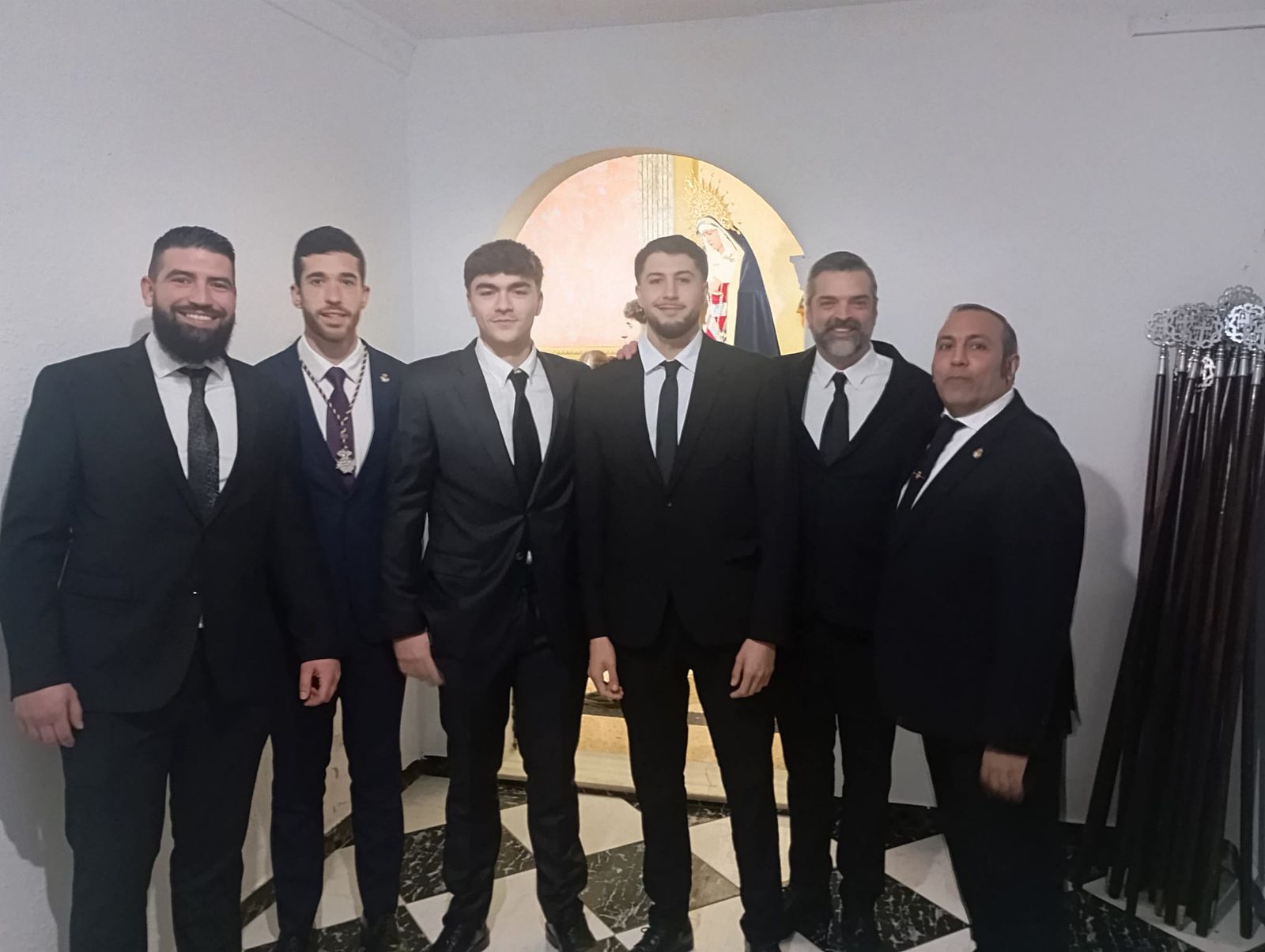 Comienza el traslado del Señor de Ceuta arropado por cientos de ceutíes