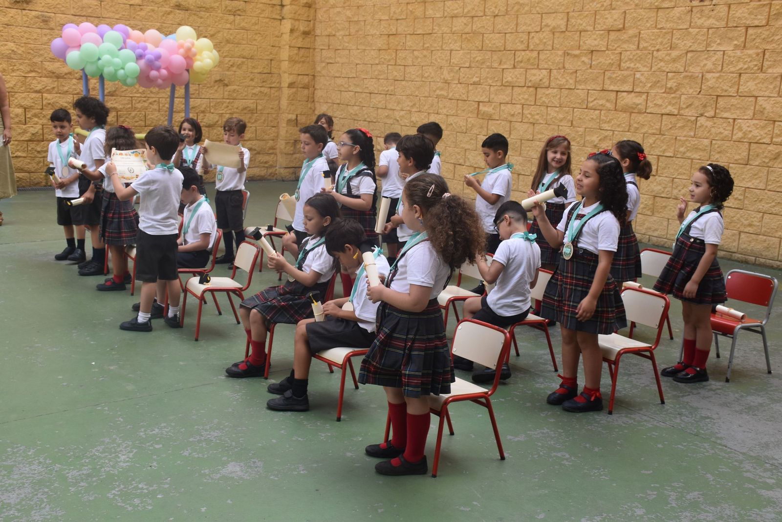 Las lágrimas de orgullo toman el CC Beatriz de Silva en la graduación más especial de sus pequeños