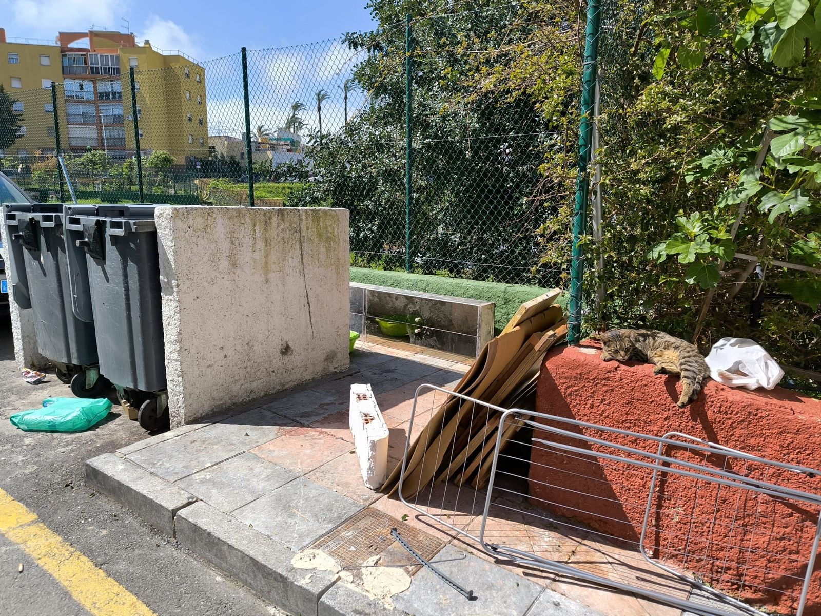 Mobiliario abandonado en la zona de los contenedores pegada a Fuente Terrones