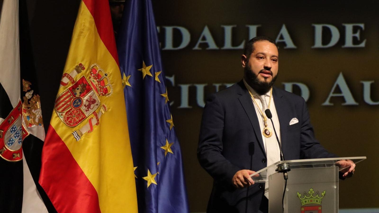 El imán Adil Mohamed recibe la Medalla de la Autonomía