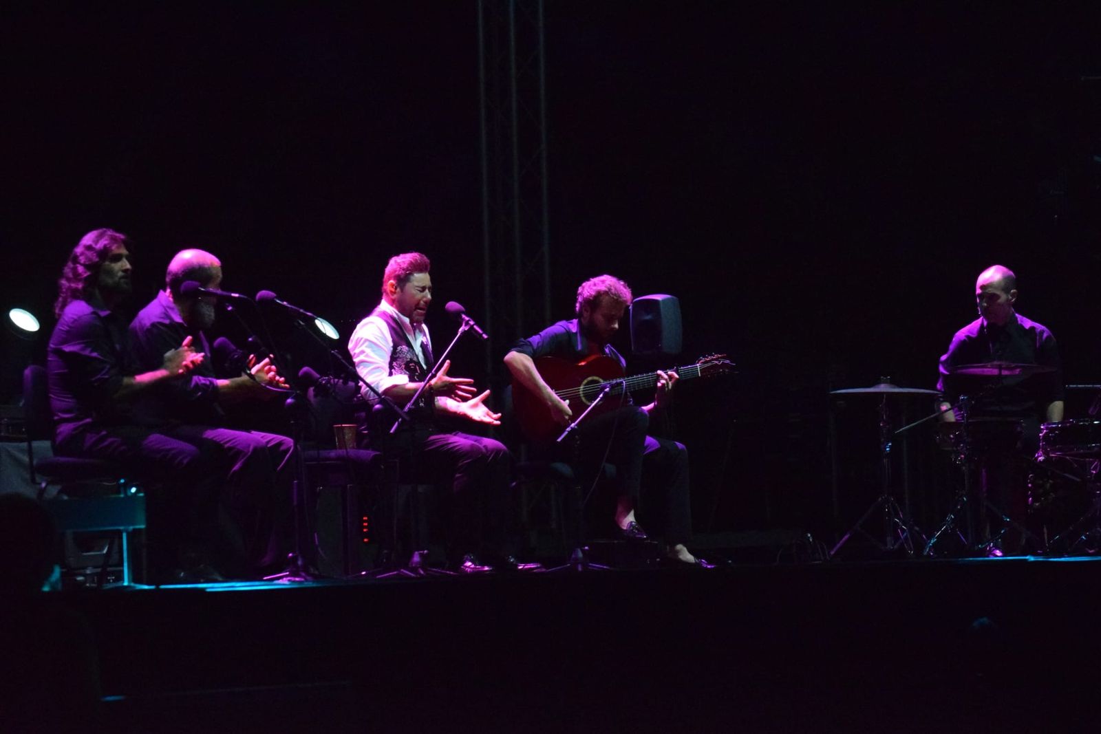 Miguel Poveda llena de poderío las Murallas en la noche más flamenca del año