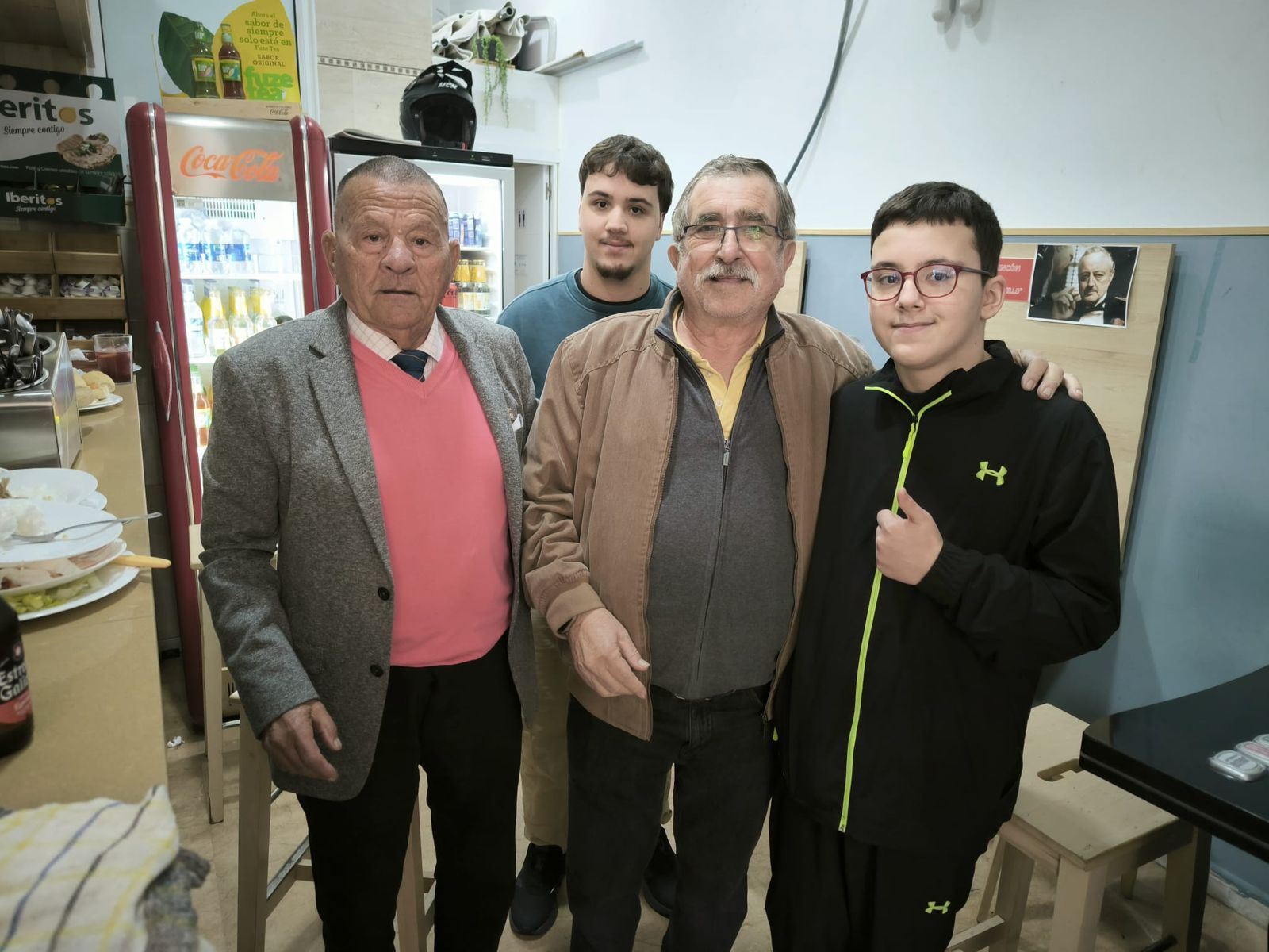 Los ceutíes se lanzan a la calle para celebrar la llamada 'Tardevieja' para despedir 2025