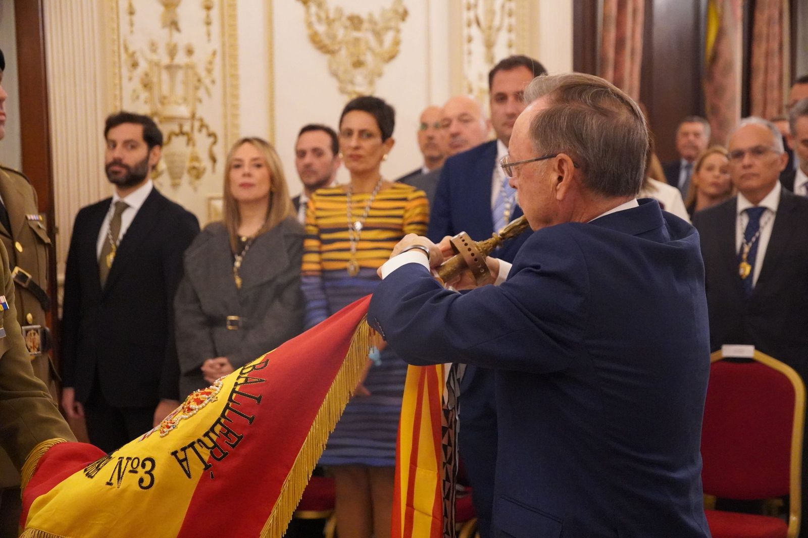 Así ha sido la imposición de la Medalla de Plata de la Ciudad a Caballería