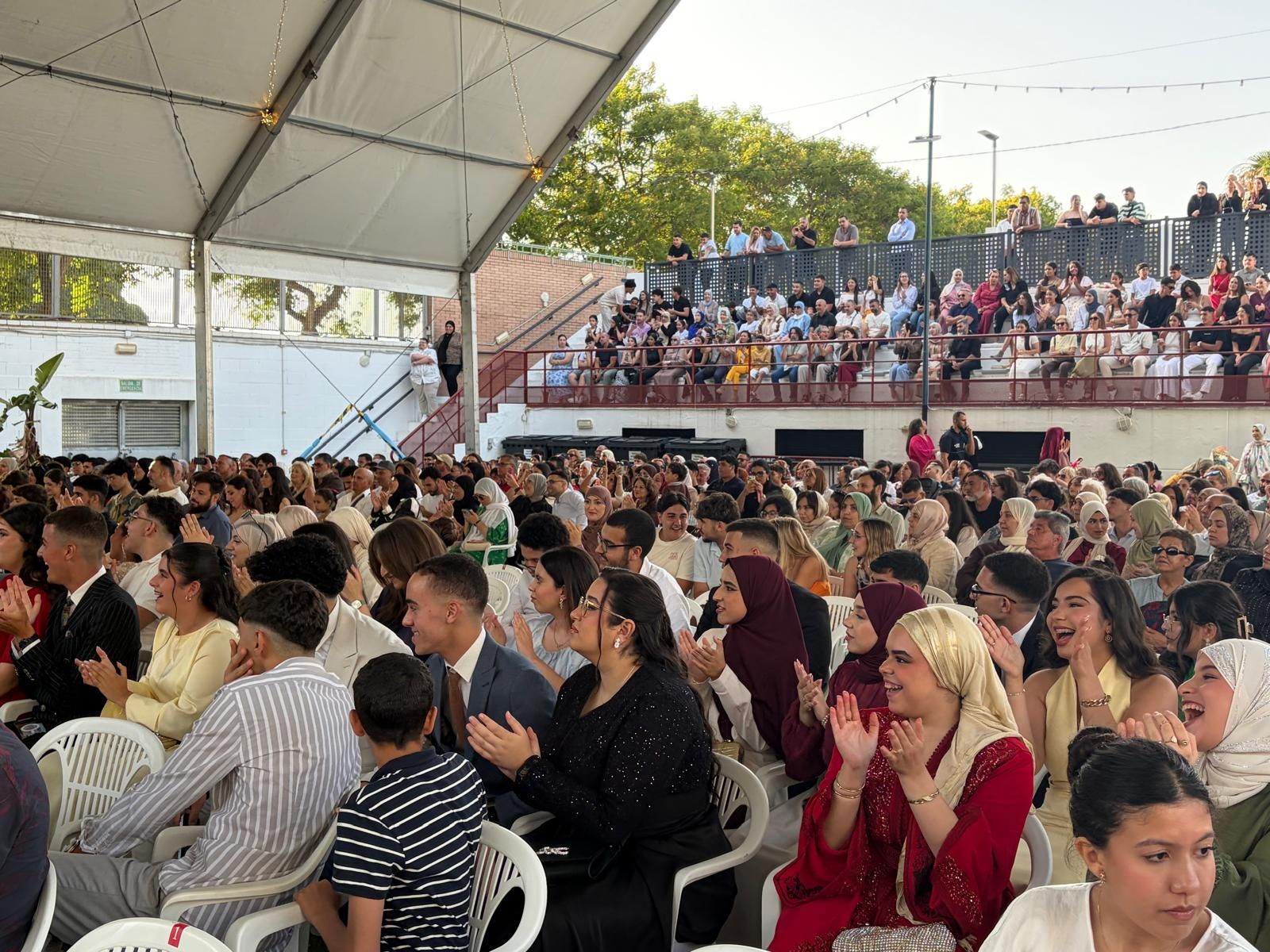 Multitudinaria graduación del Clara Campoamor en el Auditorio de la Marina