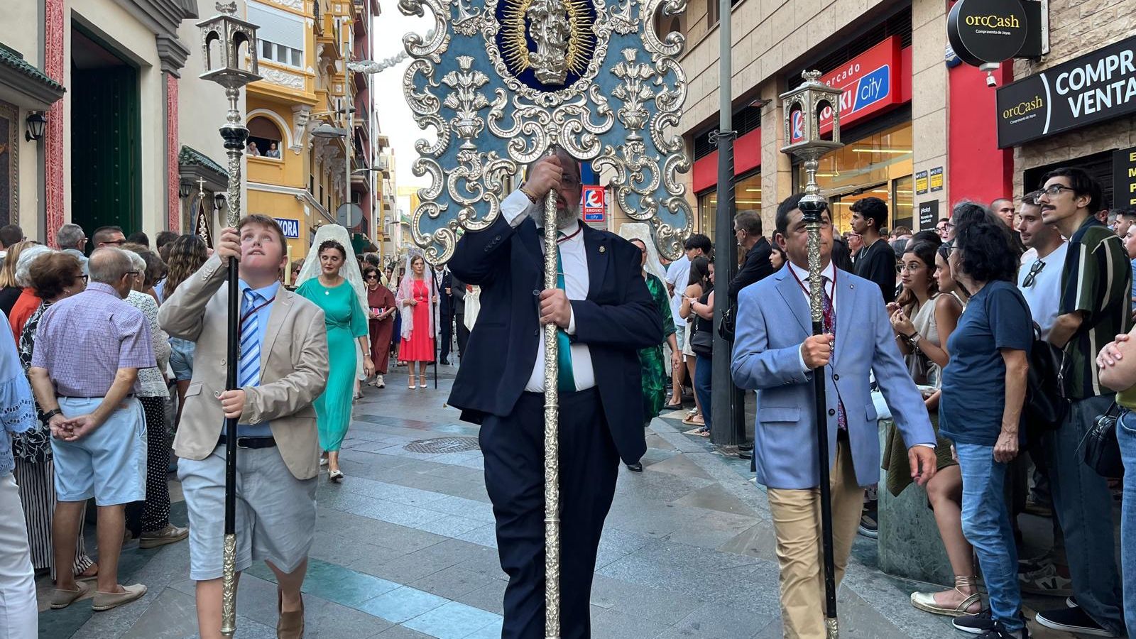 Los Remedios sale a las calles de Ceuta para abrazar y proteger a su pueblo