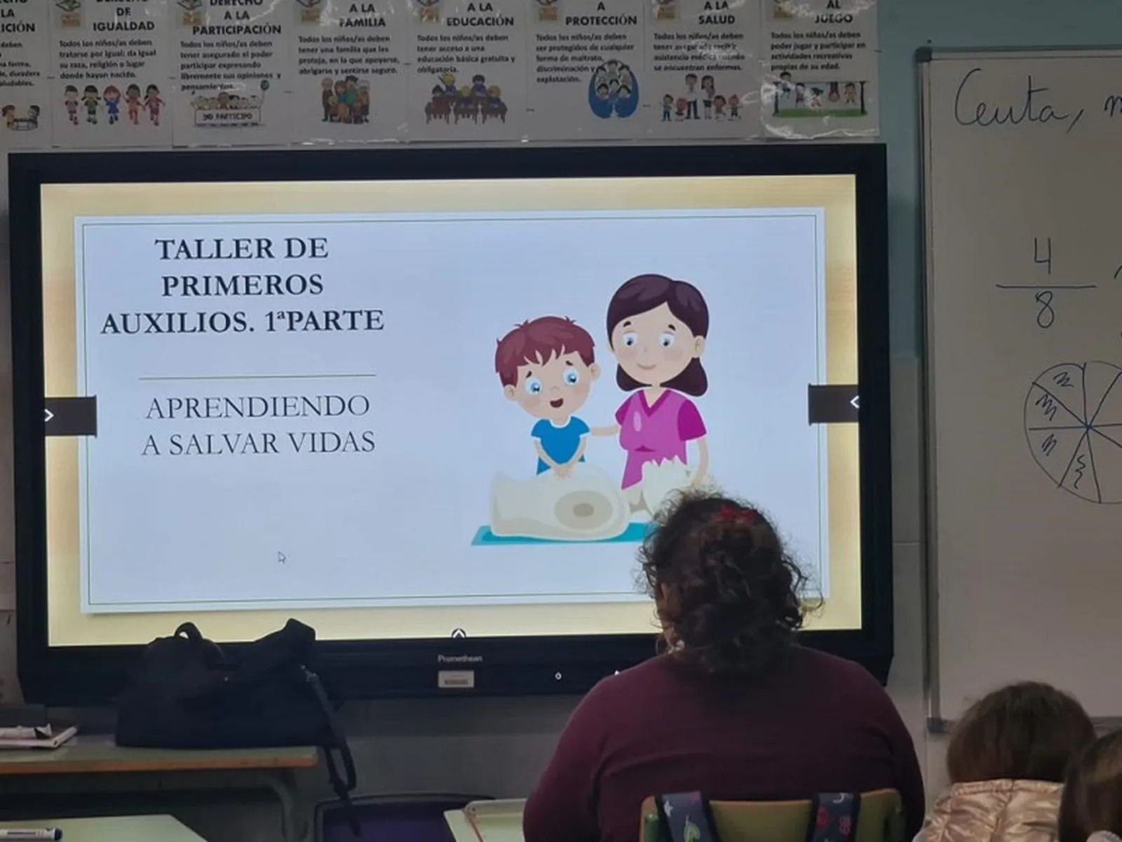 Taller impartido por una enfermera escolar en un centro educativo de Ceuta