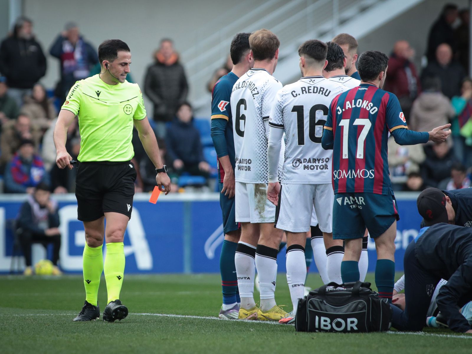 El árbitro fue protagonista del partido