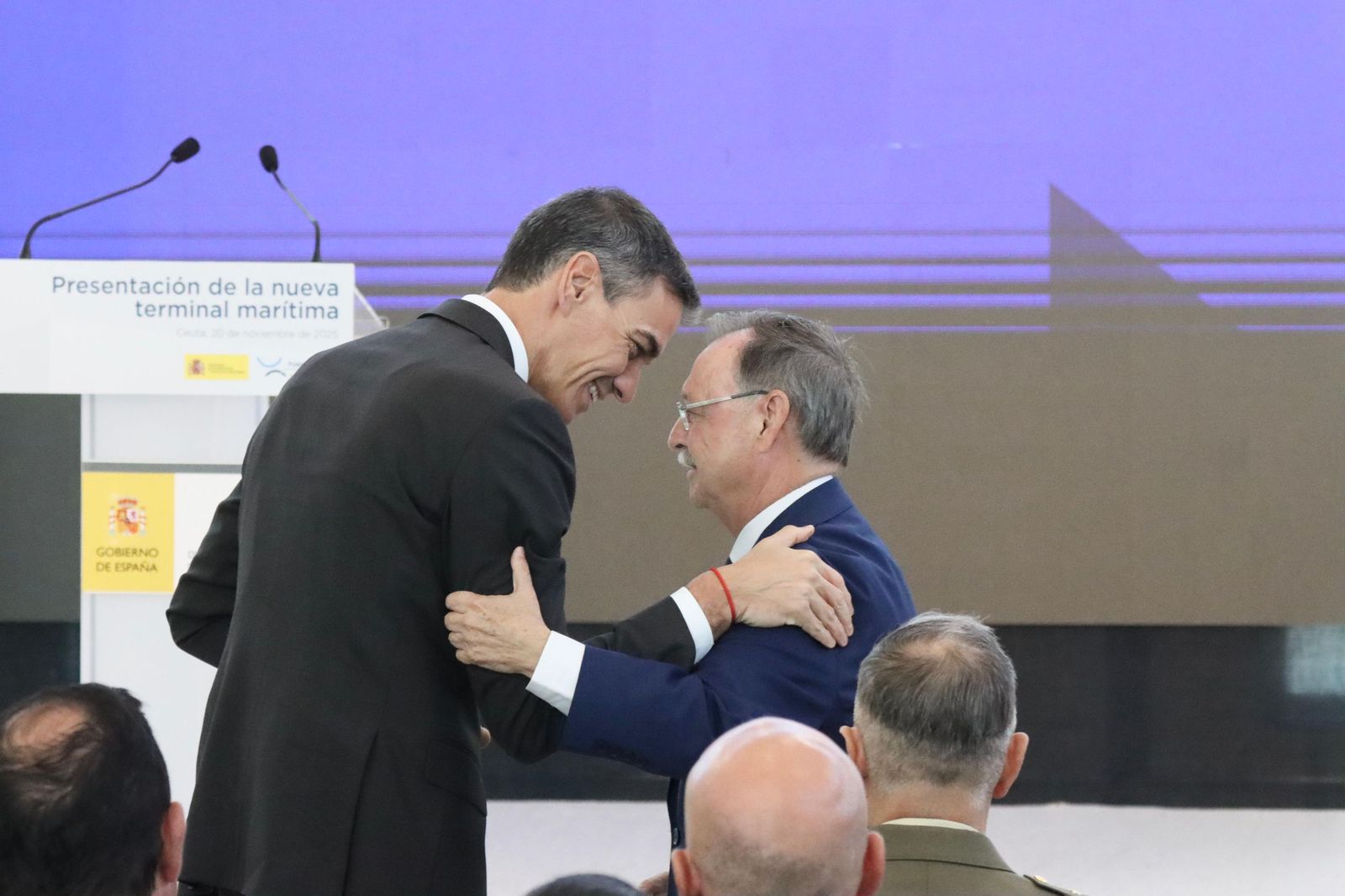 El presidente de Ceuta, Pedro Sánchez, da las gracias al líder del Ejecutivo ceutí, Juan Vivas, por sus palabras en la inauguración de la nueva terminal de la Estación Marítima