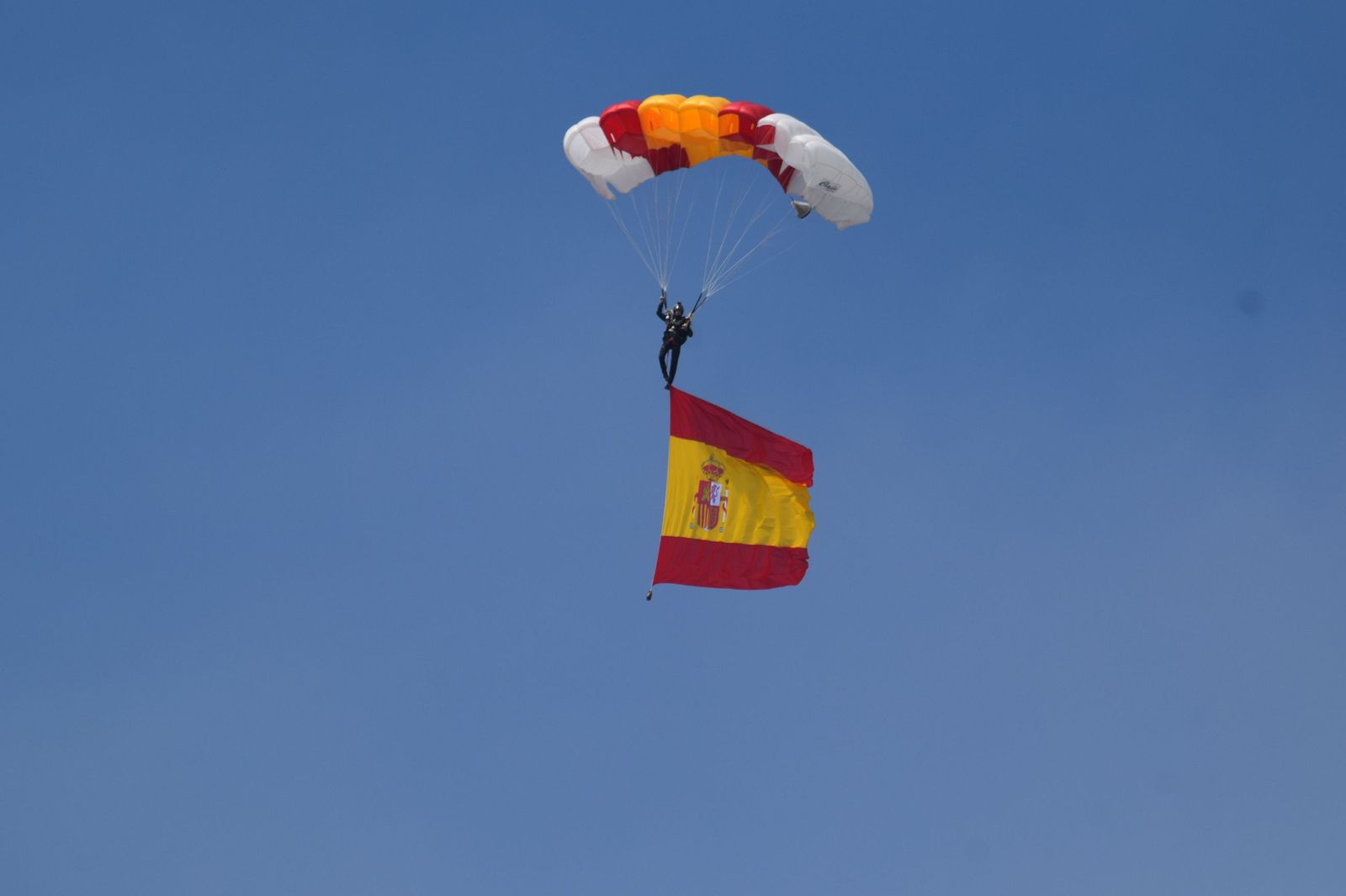 FOTOGALERÍA | Ceuta mira al cielo para celebrar a sus Fuerzas Armadas