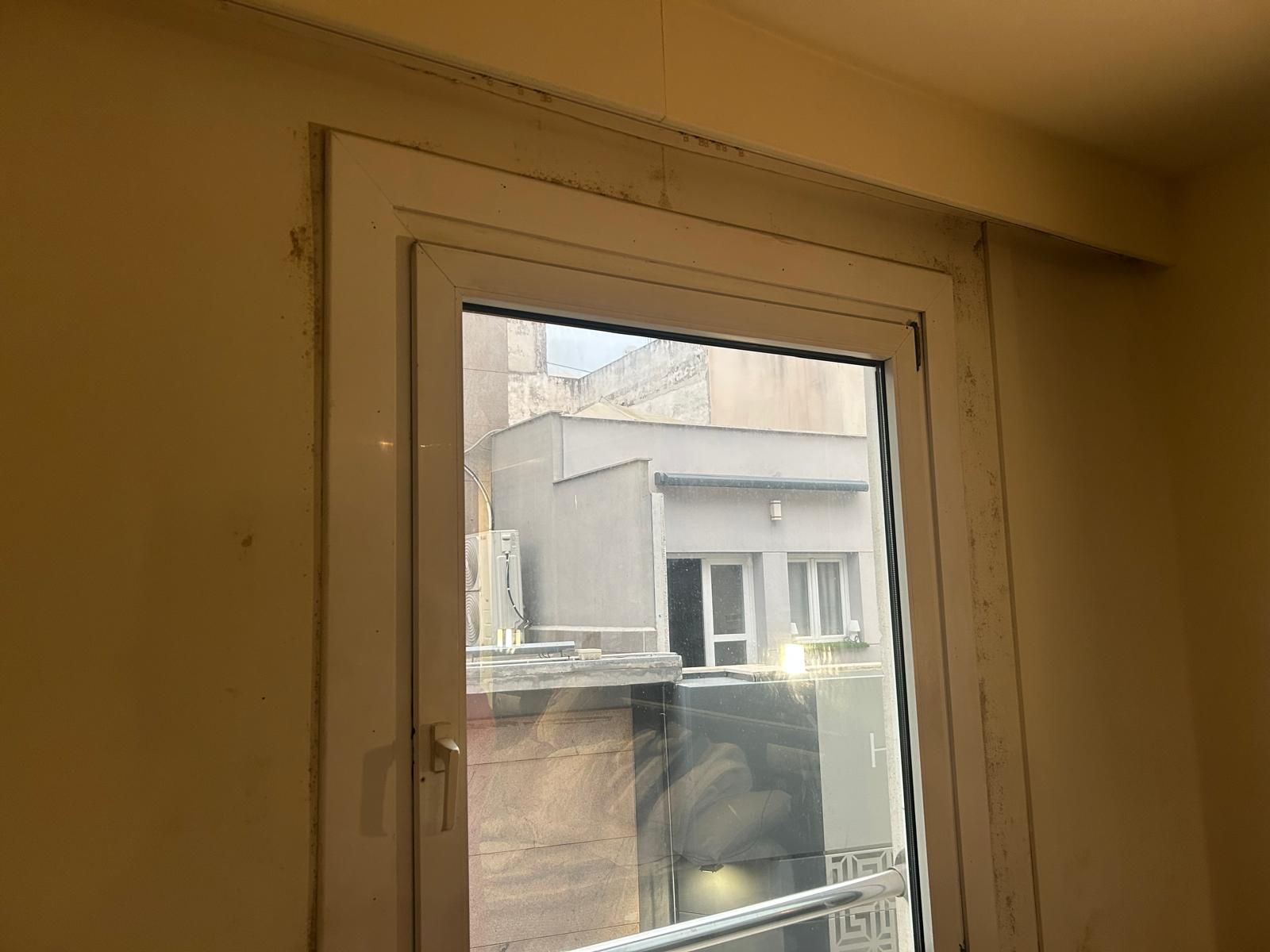 Ventana sin cortinas de la habitación de Hanan Habib en el Hotel Puerta de África