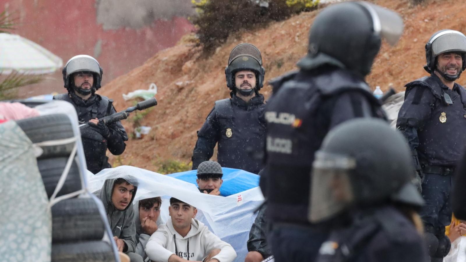 La Policía Nacional, desplegada en el polígono del Tarajal pese a la lluvia para desalojar la zona de inmigrantes