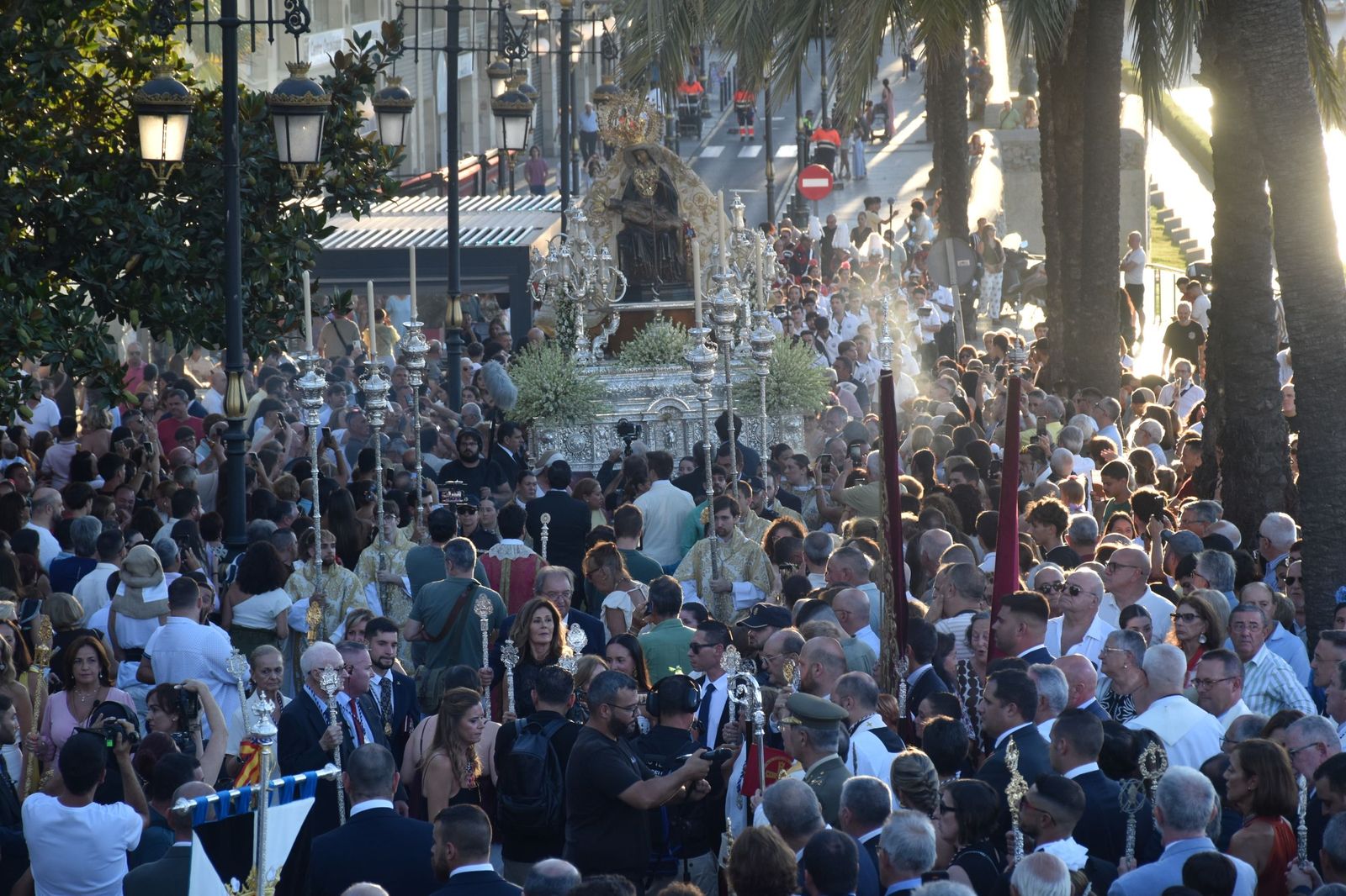 La Virgen de África emociona a Ceuta en una procesión para la historia