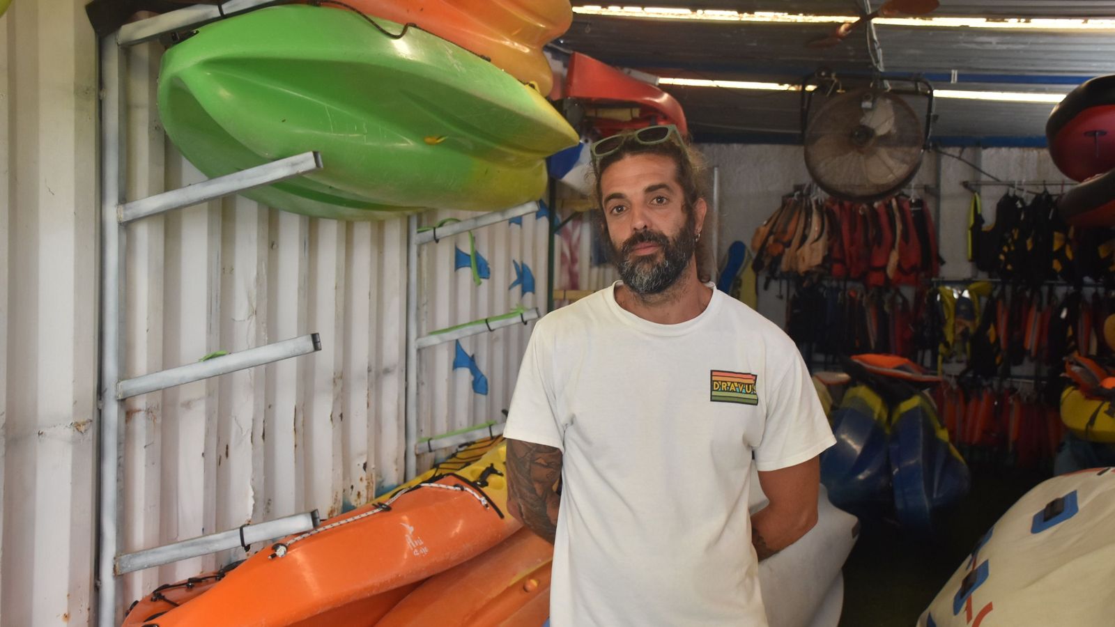 El responsable de Ceuta Kayak, Antonio Hidalgo Espinosa, posa en sus instalaciones