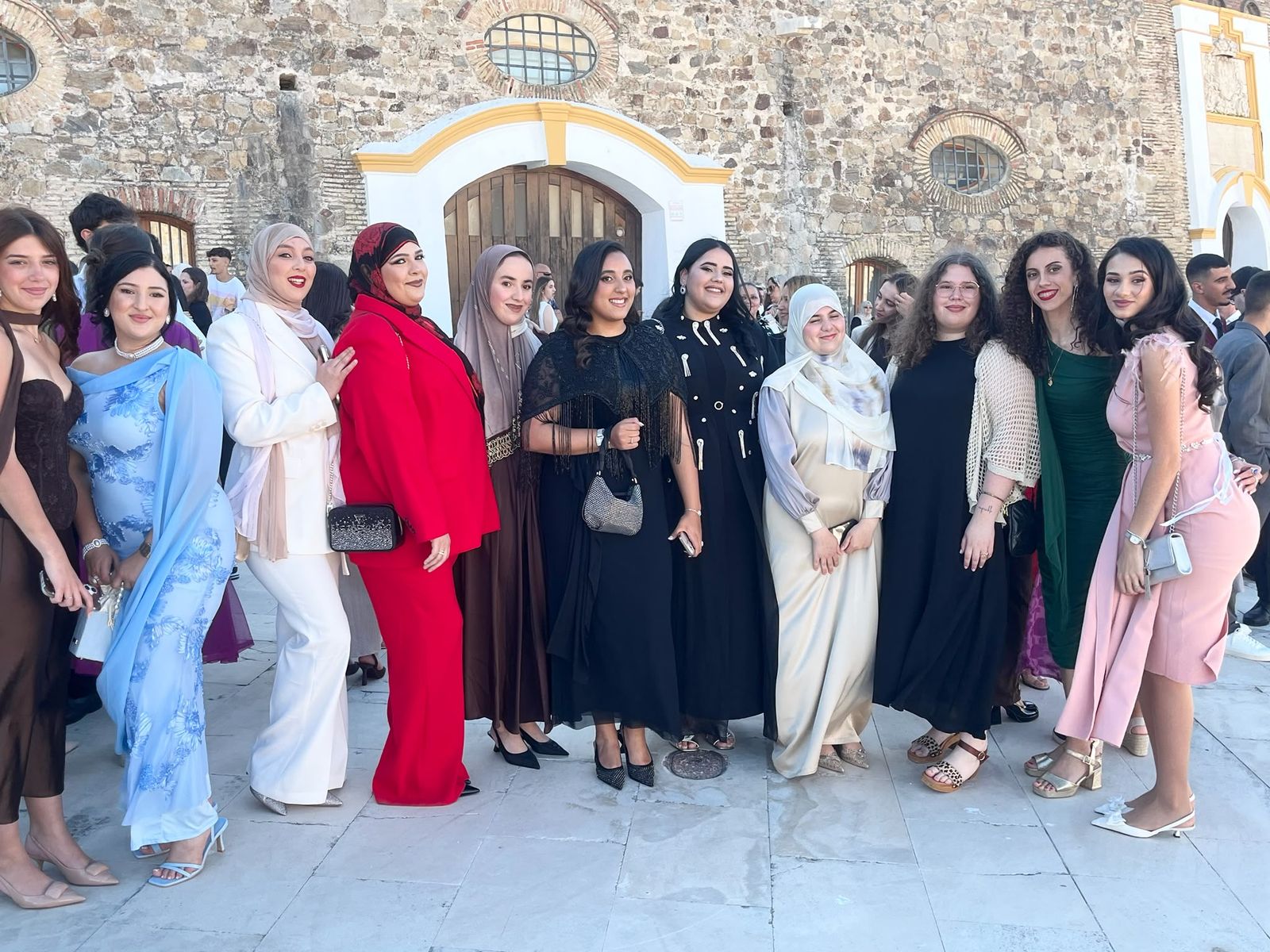El Almina celebra un multitudinario acto de graduación de 300 alumnos