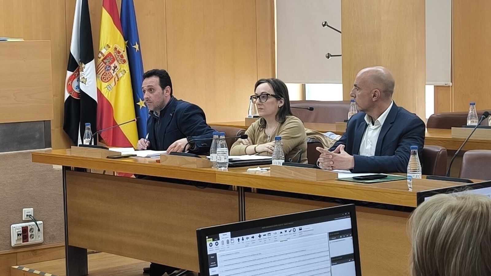 Los diputados de Vox, Redondo, Cifuentes y López, durante una sesión plenaria