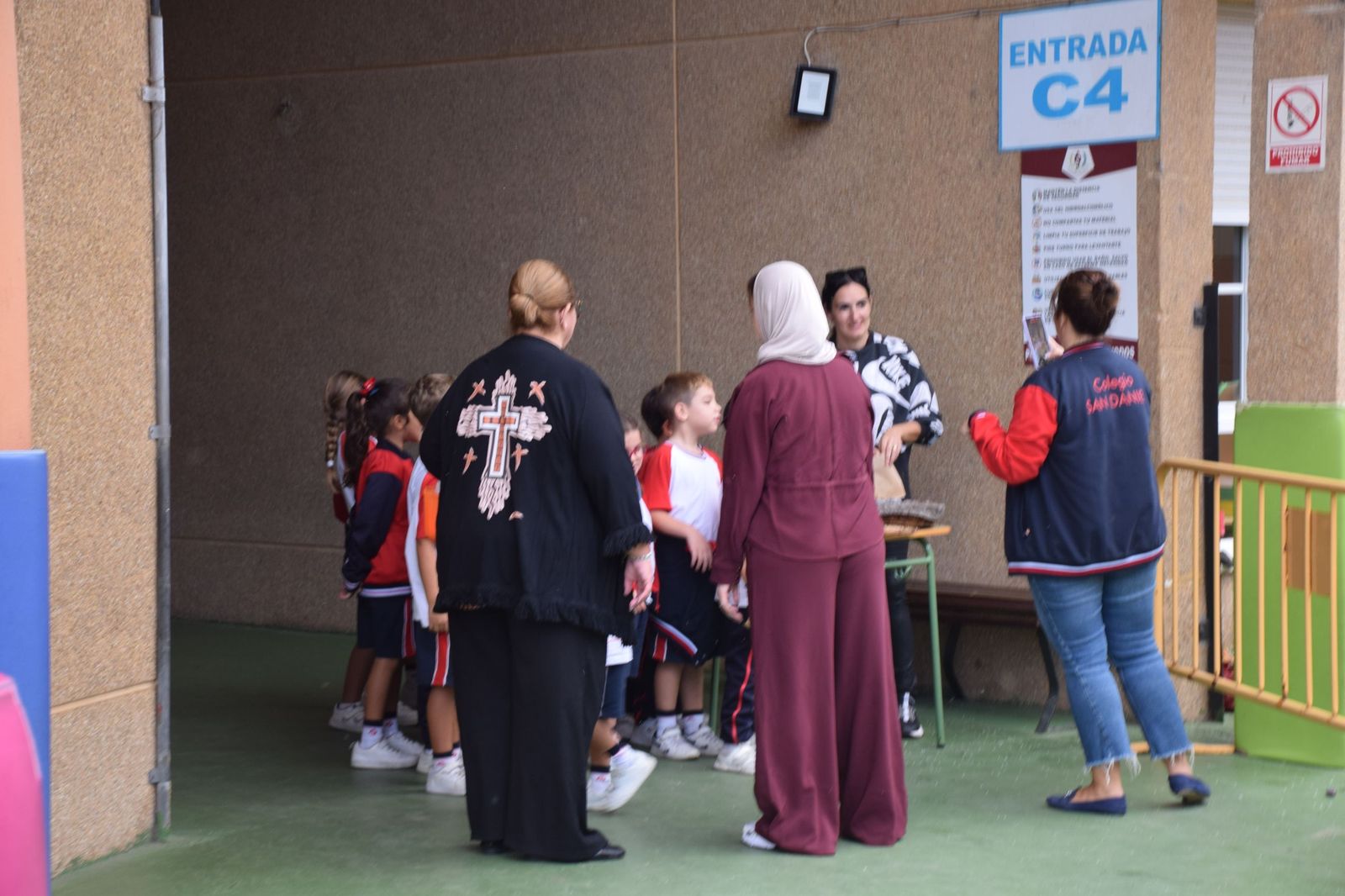 FOTOGALERÍA | El Castañero visita el Colegio San Daniel para 'encender' la tradición de La Mochila