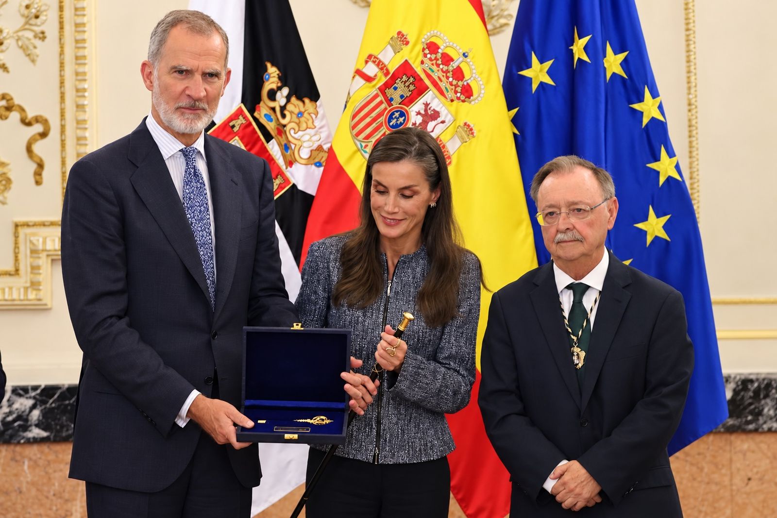 Los reyes de España recibiendo la llave de oro de la Ciudad de manos del presidente de Ceuta, Juan Vivas