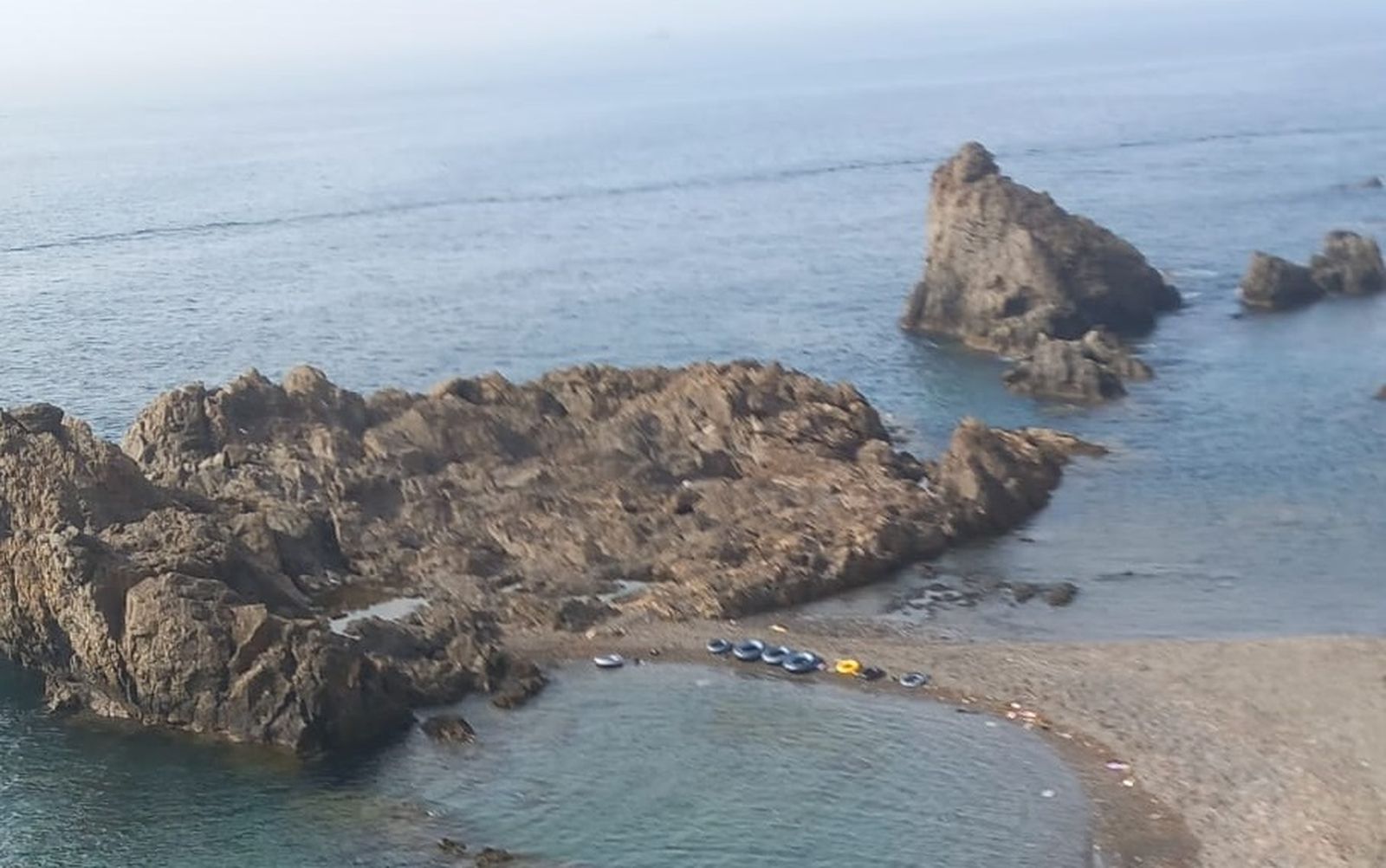 Hilera de flotadores en la orilla de la zona de Juan XXIII. / FOTO CEDIDA