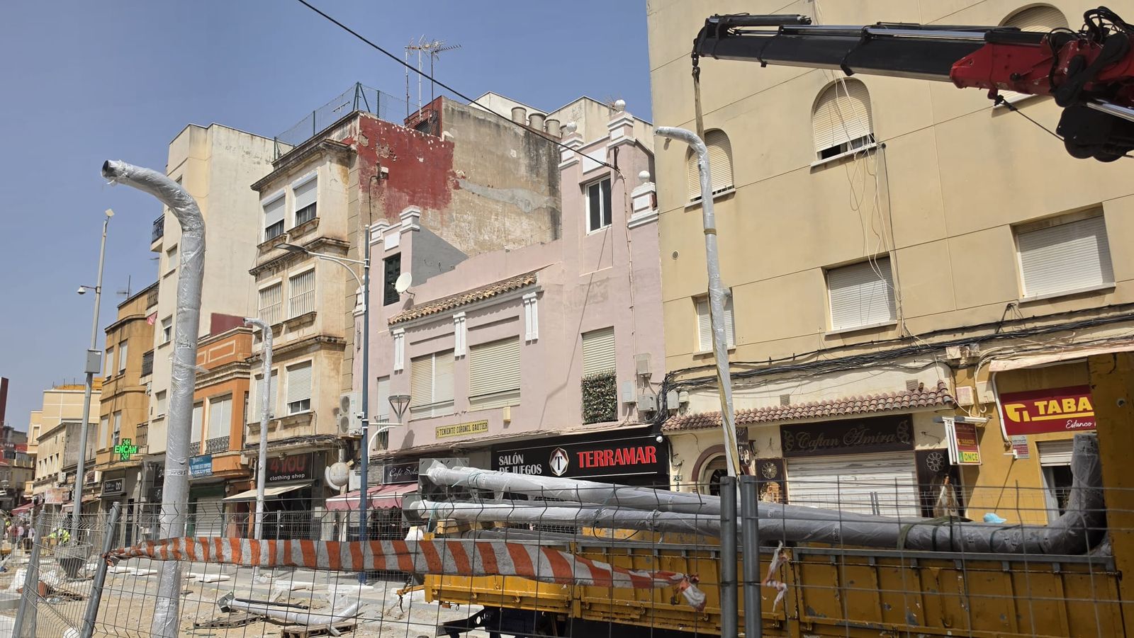 Este lunes comenzaban a instalar las nuevas farolas en Hadú