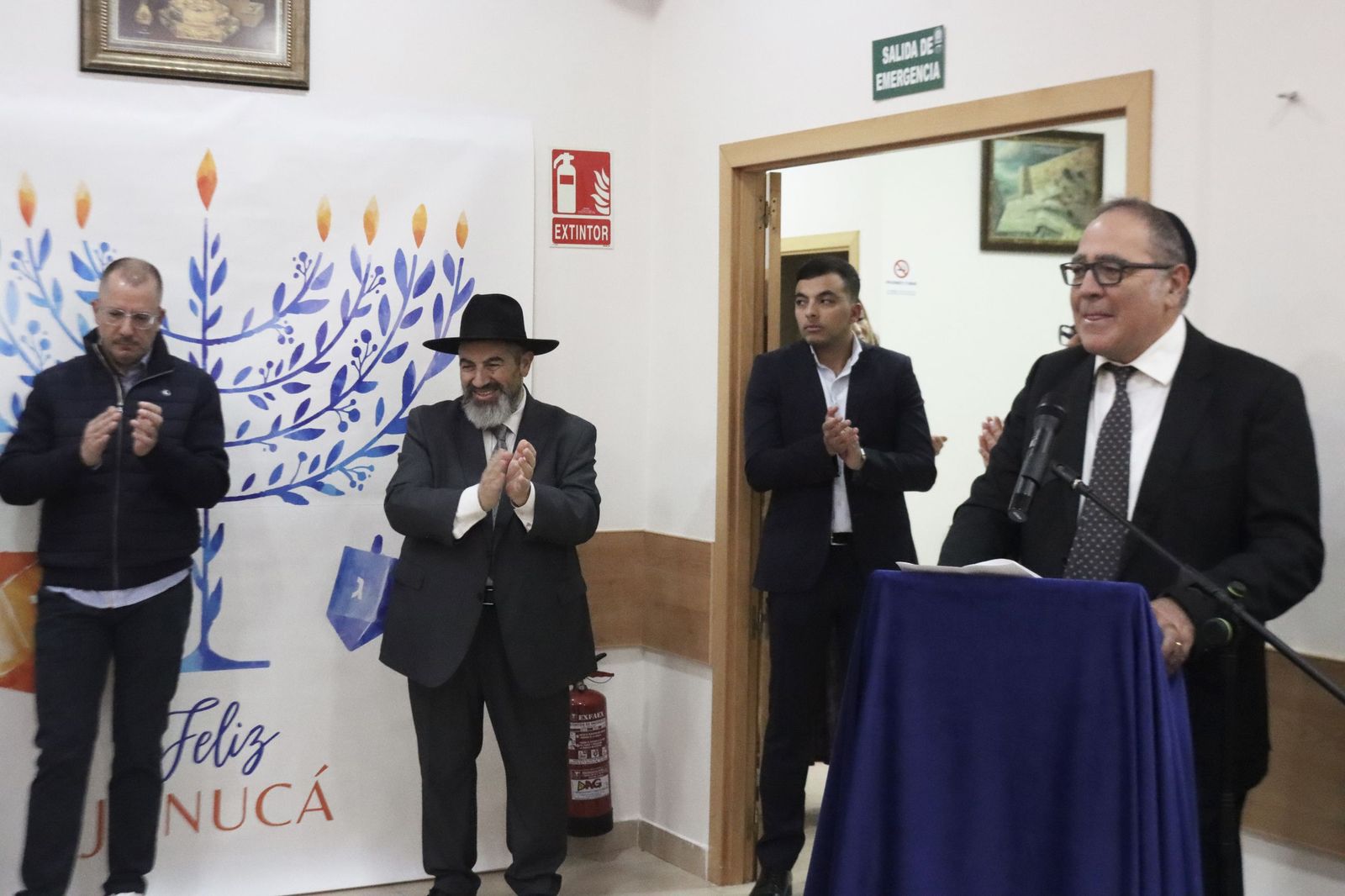 El alumbrado especial anuncia el inicio de la fiesta de las luces judía