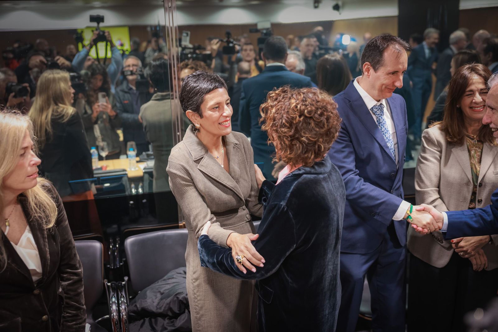 La consejera de Hacienda de Ceuta, Kissy Chandiramani, saluda a la ministra María Jesús Montero