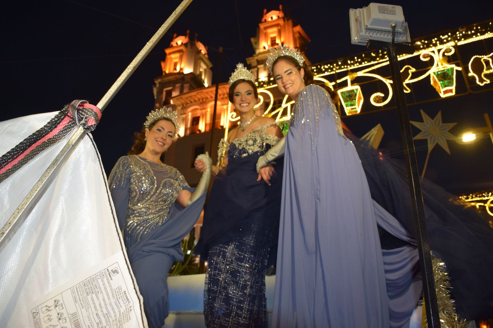 El centro de Ceuta disfruta de la visita del Heraldo Real y de su tradicional pasacalles