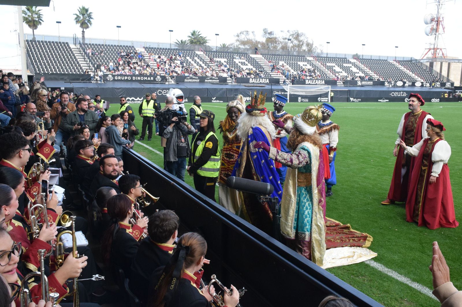 Los Reyes Magos aterrizan en el Alfonso Murube horas antes de la cabalgata