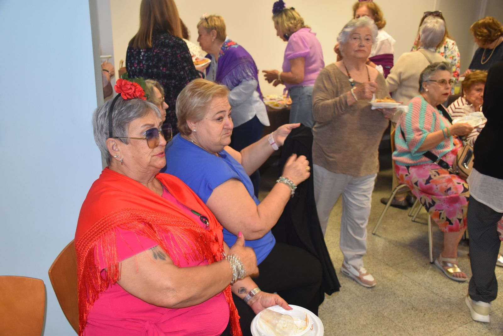 Las mujeres del Centro del Mayor celebran sus Cruces de Mayo
