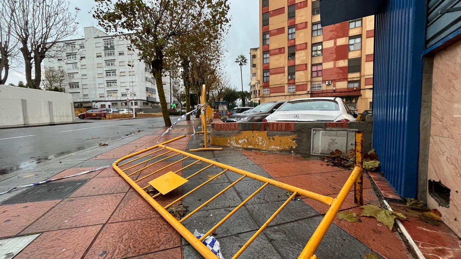 Una valla caída por el embate del viento