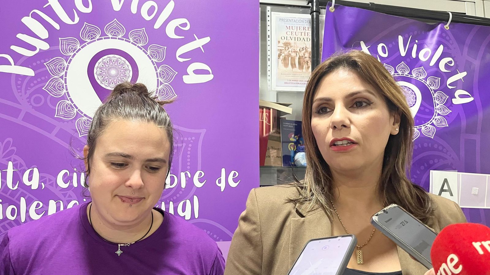 La consejera de Sanidad y Servicios Sociales, Nabila Benzina, y de la educadora social y experta en violencia sexual, Alba Lorite, durante la presentación de la campaña del Punto Violeta La consejera de Sanidad y Servicios Sociales, Nabila Benzina, y de la educadora social y experta en violencia sexual, Alba Lorite, durante la presentación de la campaña del Punto Violeta