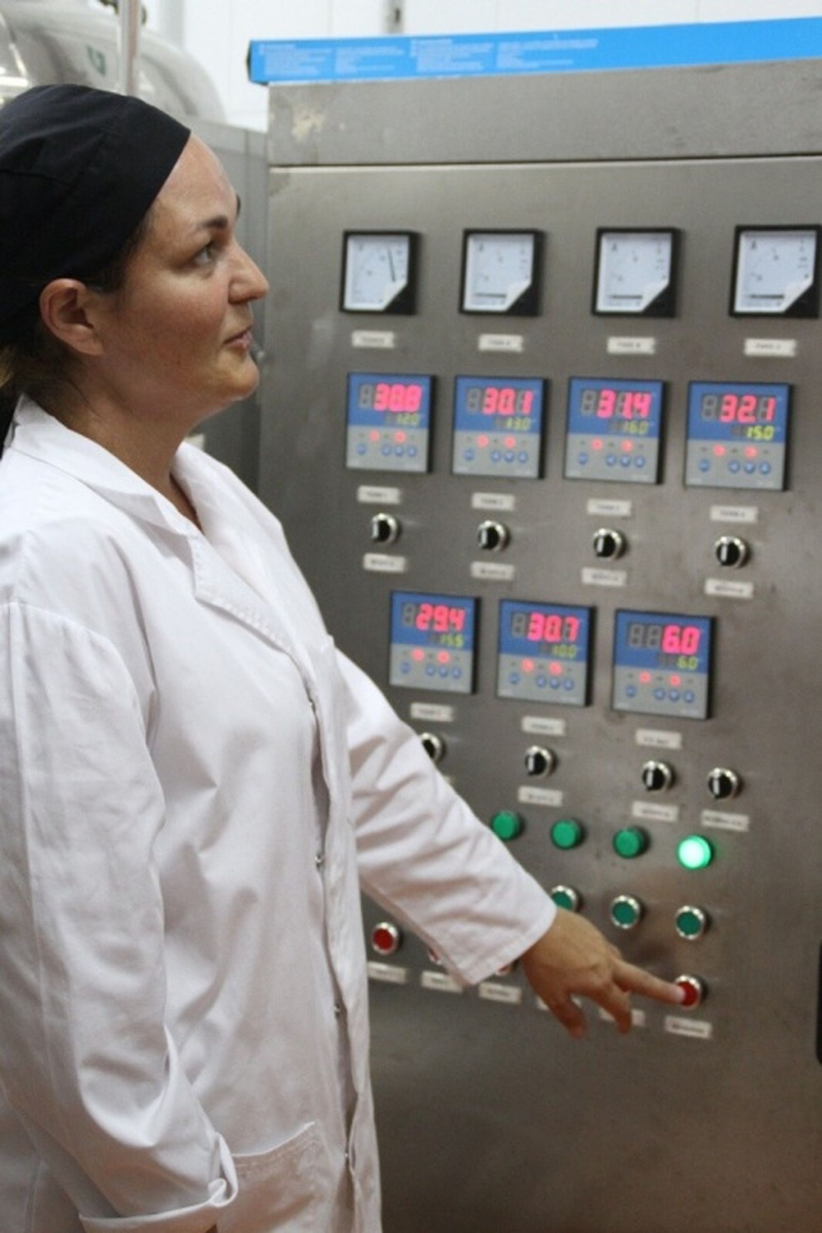 Observación del panel que controla las temperaturas de los fermentadores / FOTO CEDIDA