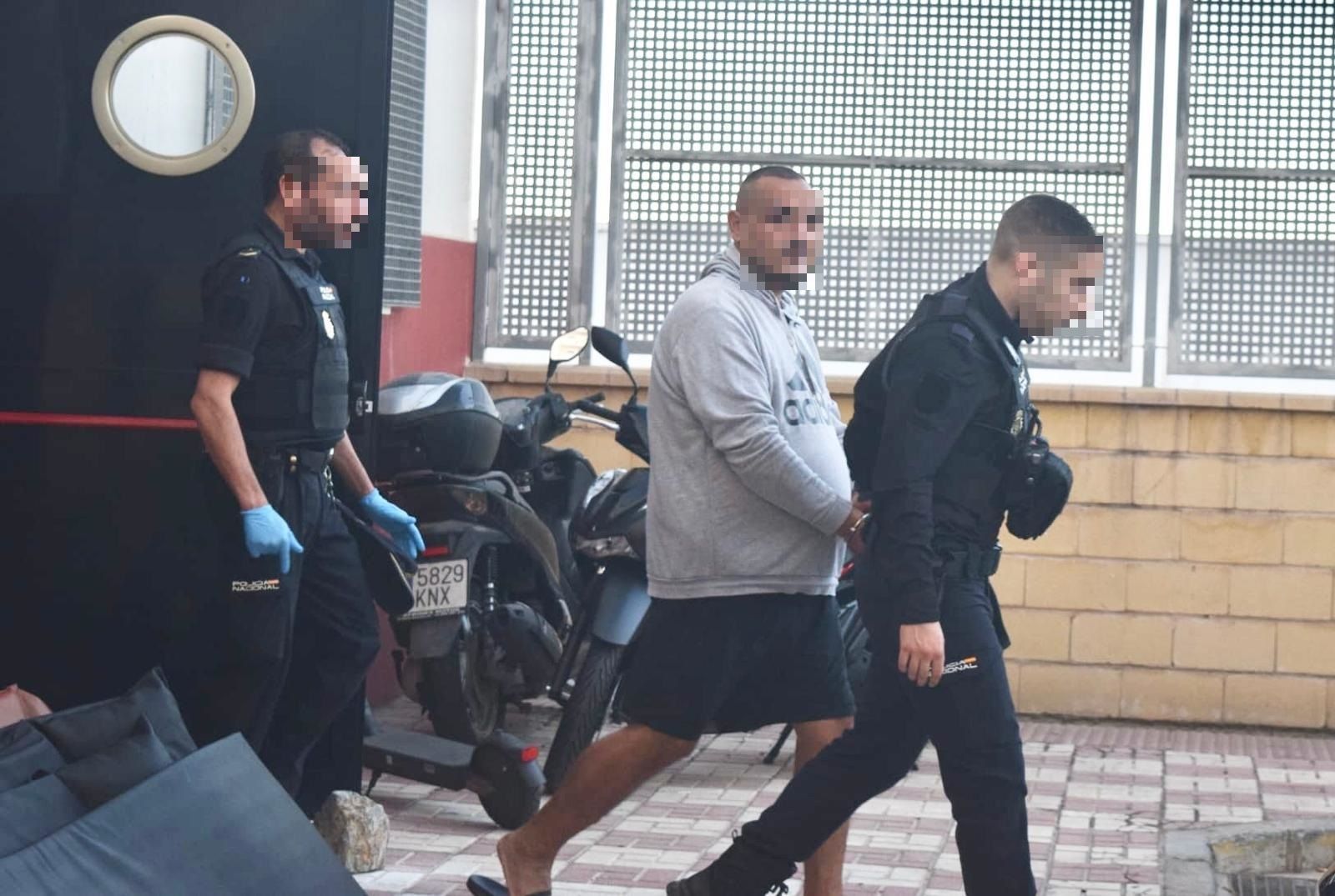 FOTOGALERÍA | El traslado de los 15 detenidos en la Operación Roble hasta los Juzgados de Ceuta FOTOGALERÍA | El traslado de los 15 detenidos en la Operación Roble hasta los Juzgados de Ceuta