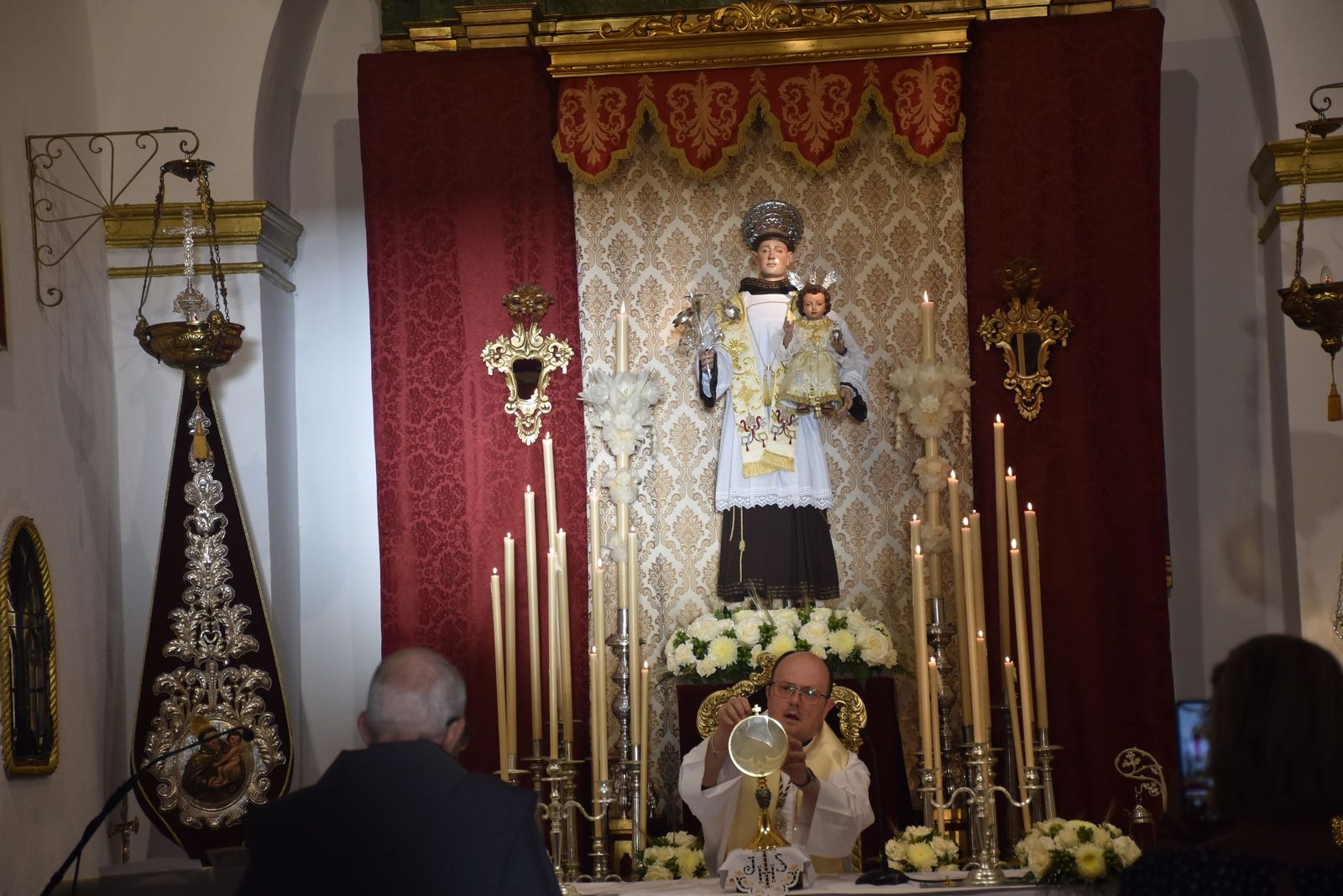 San Antonio enciende la cuenta atrás de su festividad con el inicio del triduo y el alumbrado extraordinario