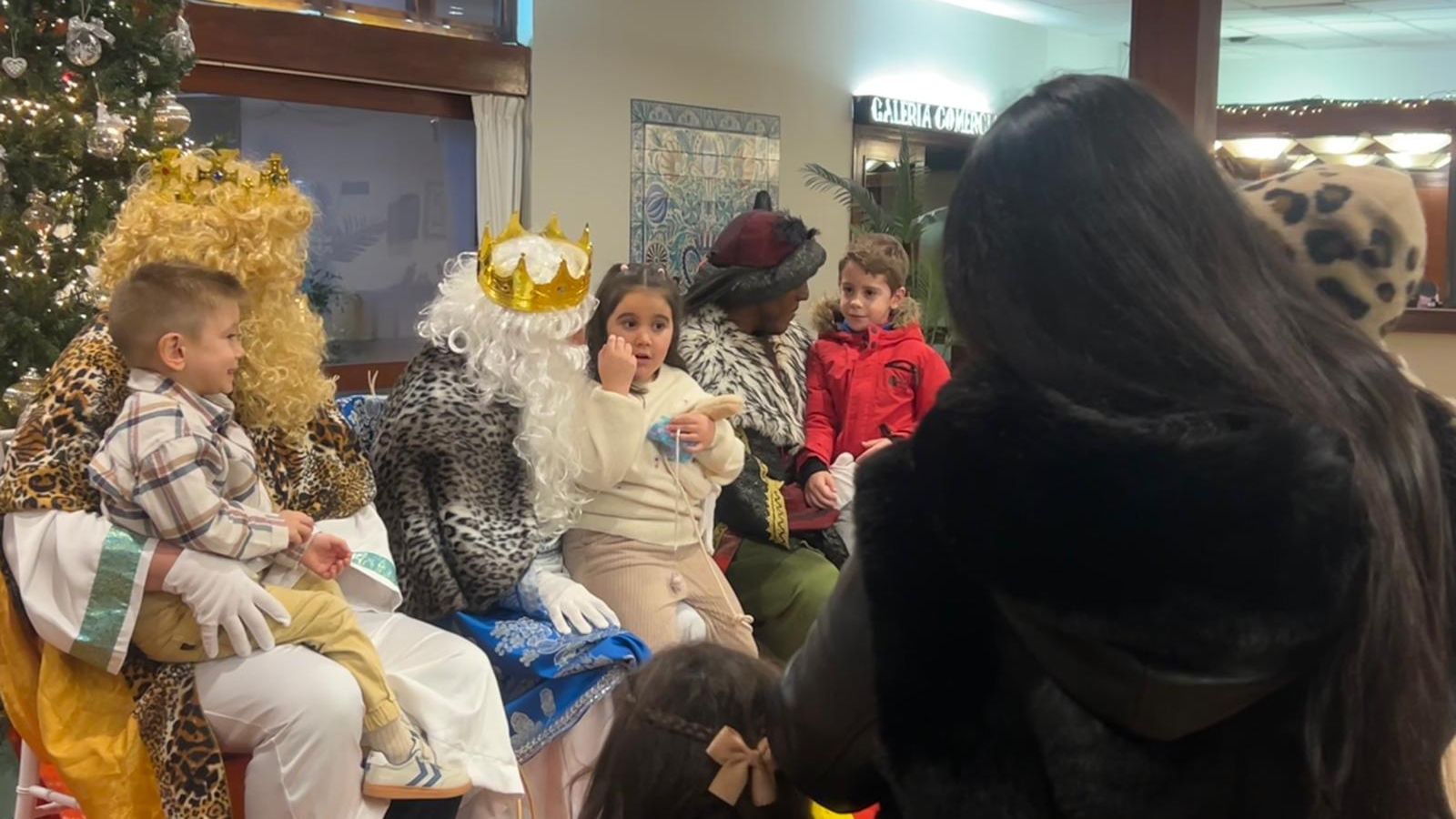 Los Reyes Magos recogen las cartas de los más pequeños en el Parador de Ceuta