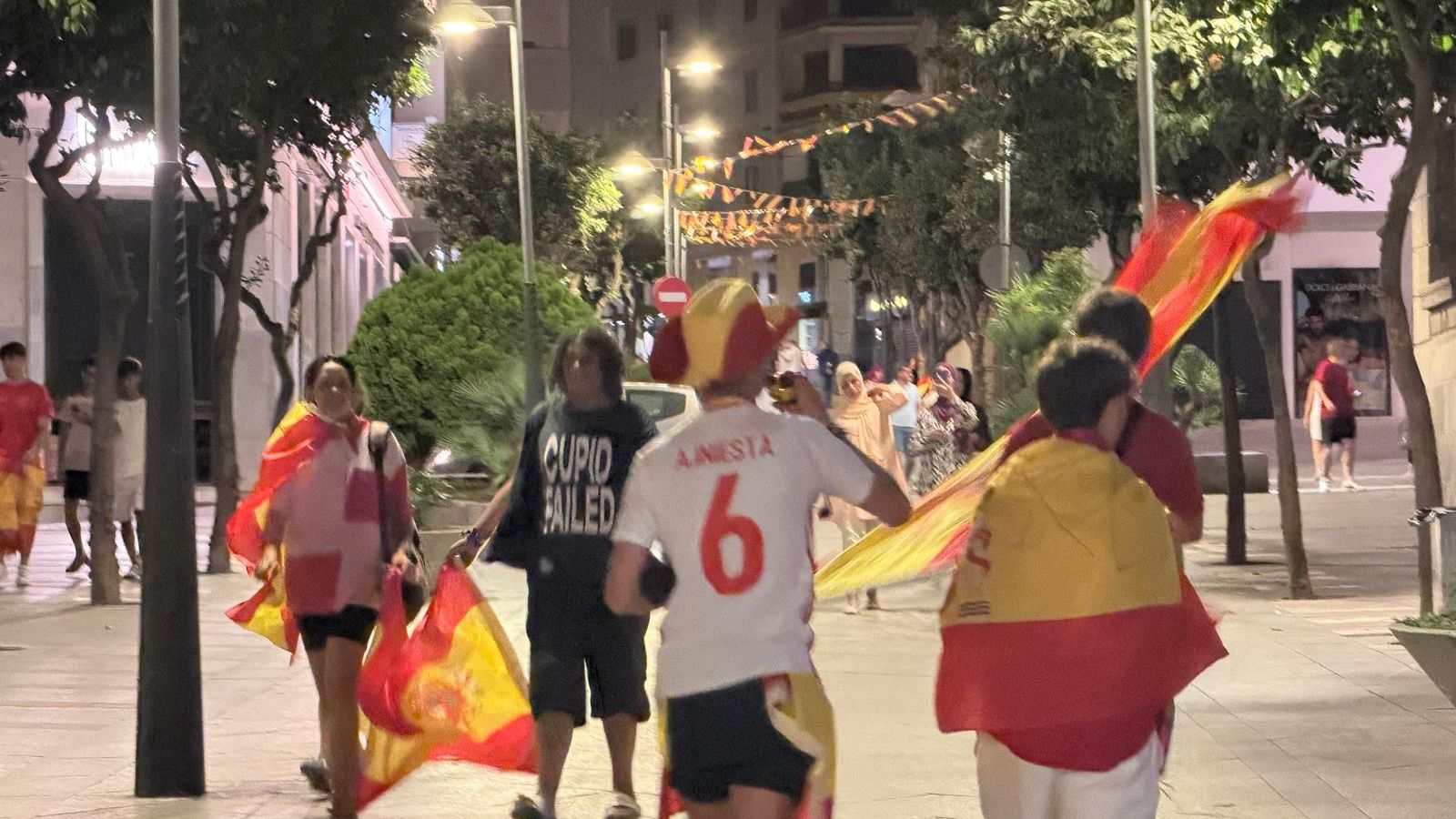 Celebración de la victoria de España frente a Francia en la semifinal del Mundial 2026 en la playa de La Ribera