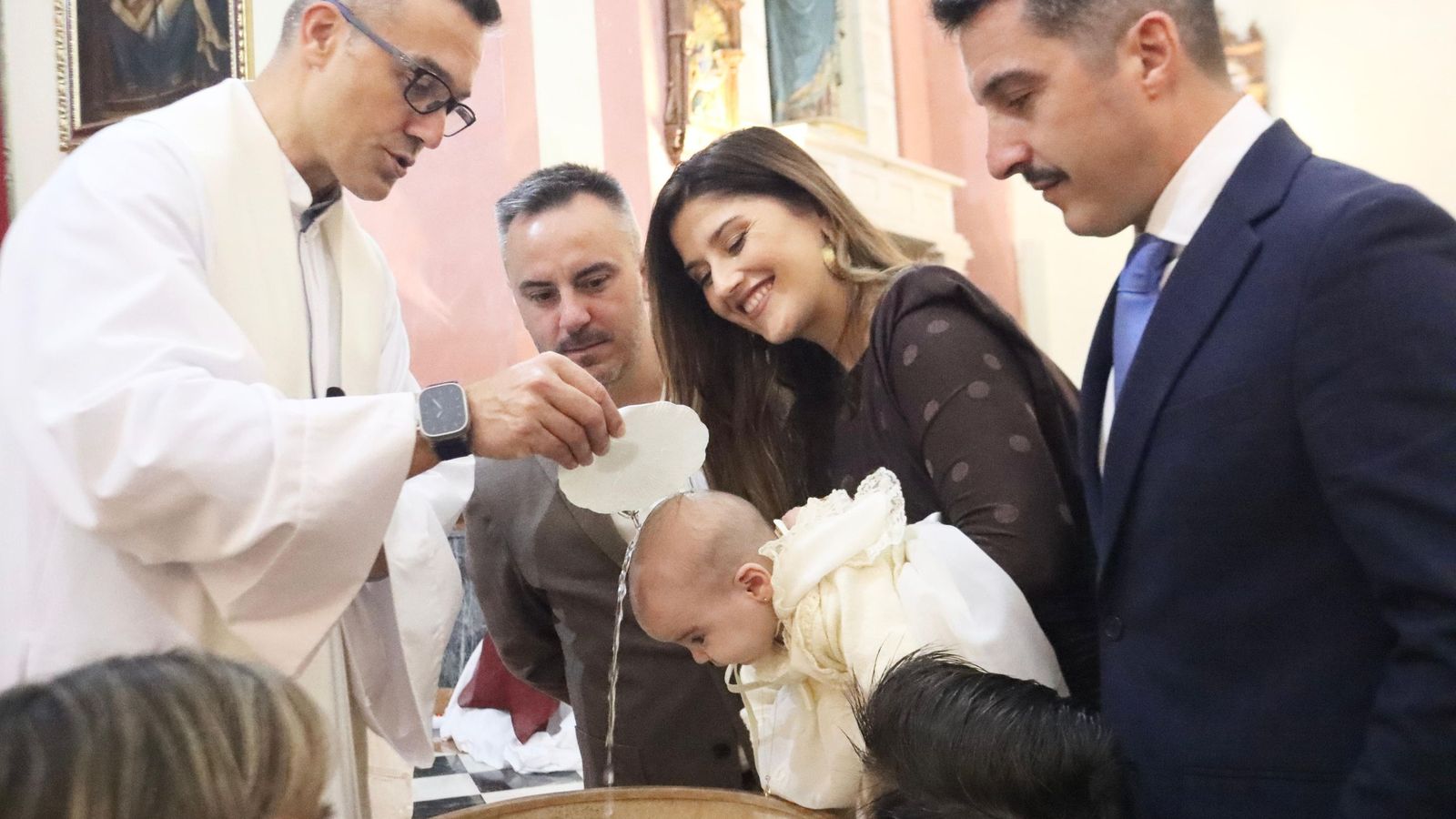 Mañana de bautizos en la parroquia de Nuestra Señora de Los Remedios