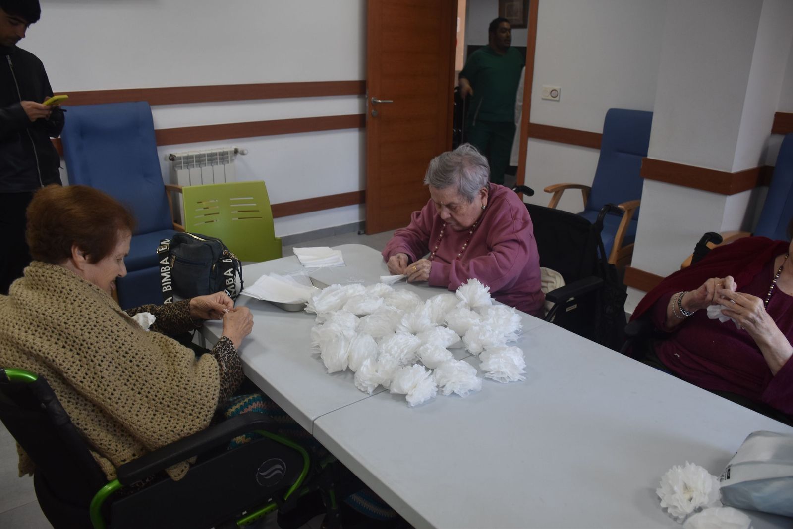 Puertas abiertas y un ambiente entrañable hacen especial una jornada en Cruz Blanca
