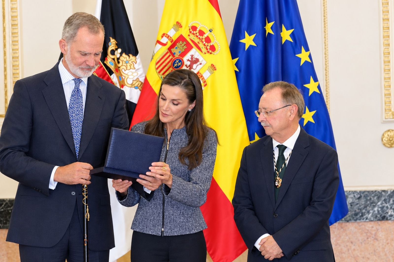 Los Reyes reciben la llave de oro de la Ciudad de manos de Juan Vivas