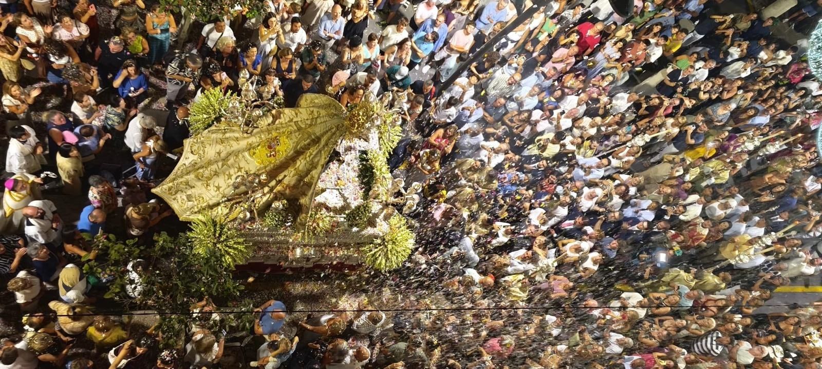 La Virgen de África emociona a Ceuta en una procesión para la historia
