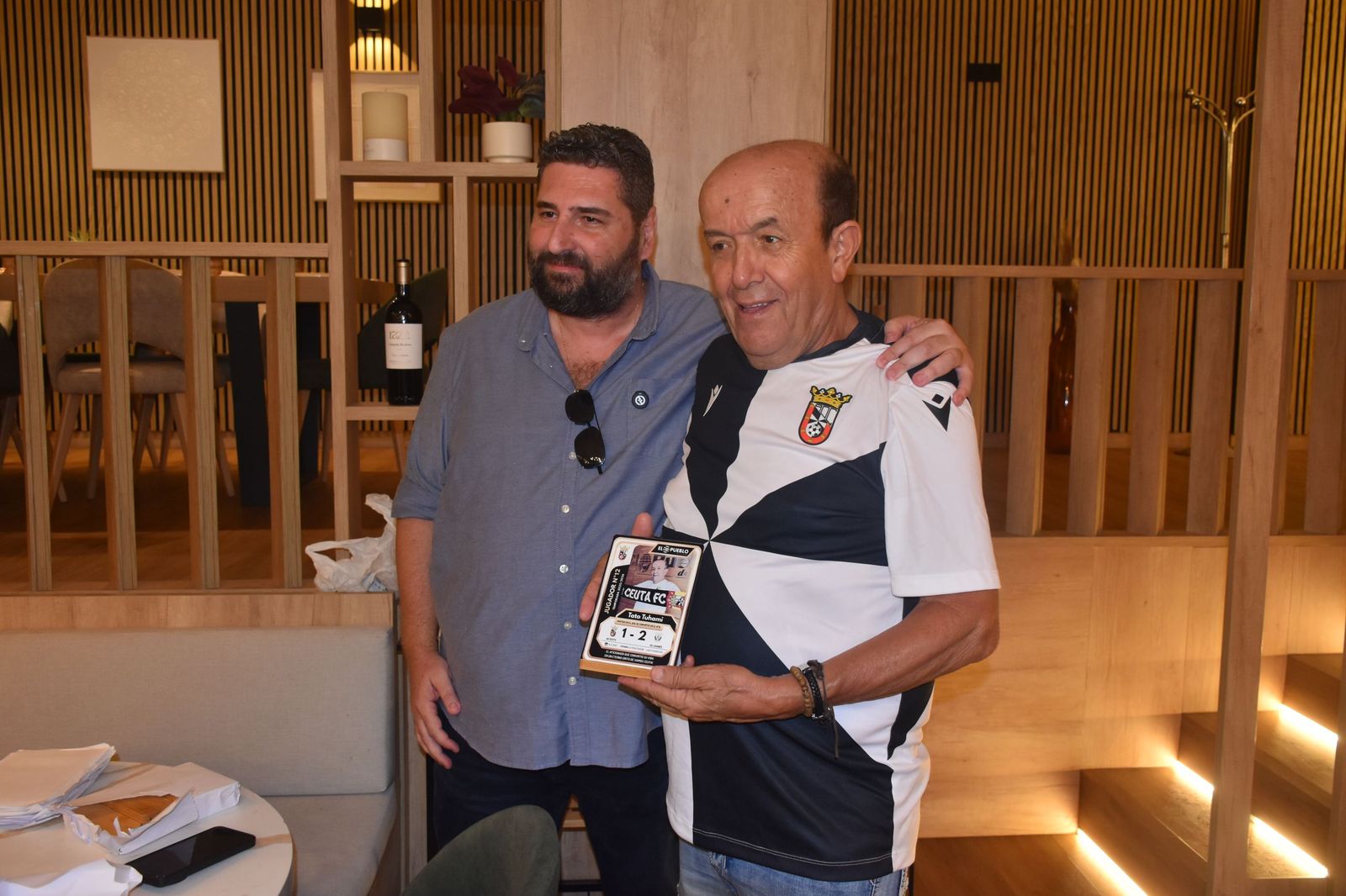 El Pueblo de Ceuta reúne a sus ‘Jugadores nº12’ y convierte su pasión por el Ceuta en cromos