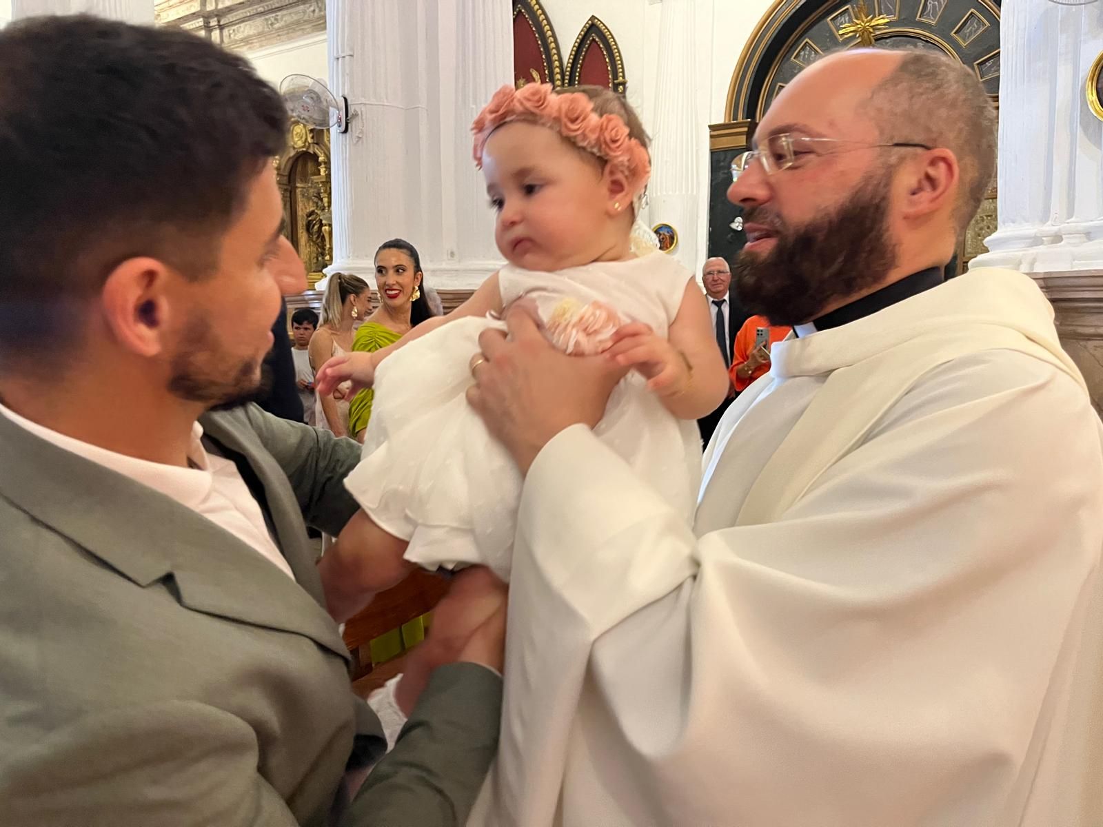 Gabriela, Manuel y Jimena reciben el Sacramento del Bautismo en el Santuario
