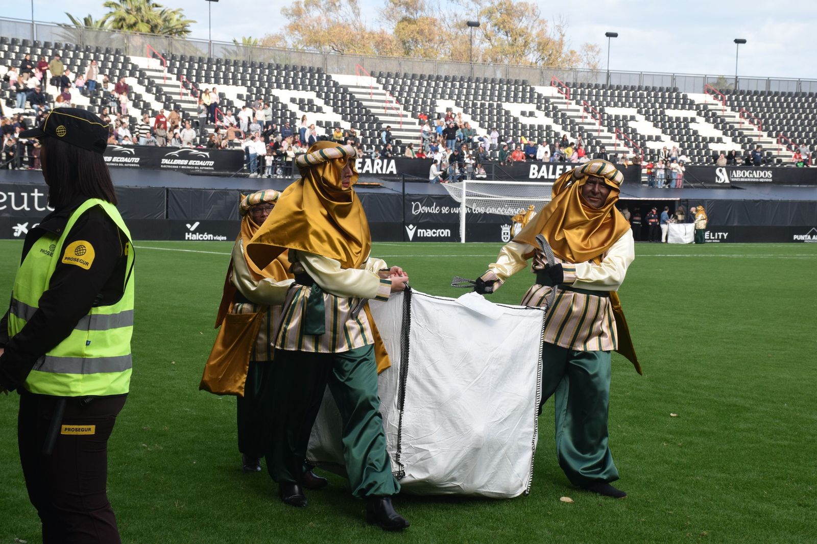 Los Reyes Magos aterrizan en el Alfonso Murube horas antes de la cabalgata