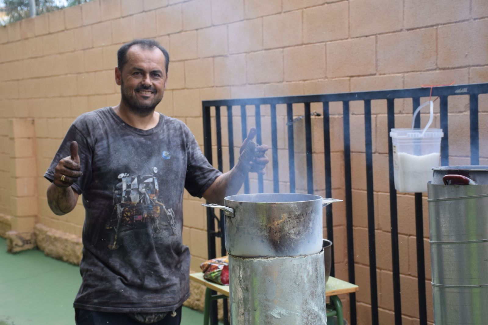 FOTOGALERÍA | El Castañero visita el Colegio San Daniel para 'encender' la tradición de La Mochila