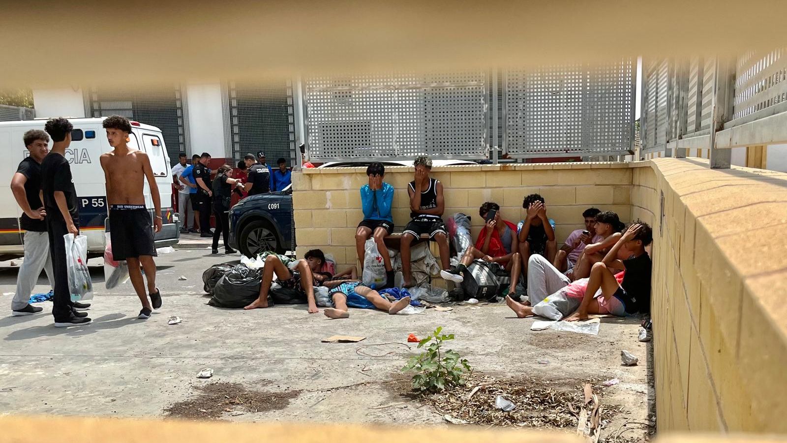 Un grupo de migrantes en el interior de la Jefatura Superior de Policía