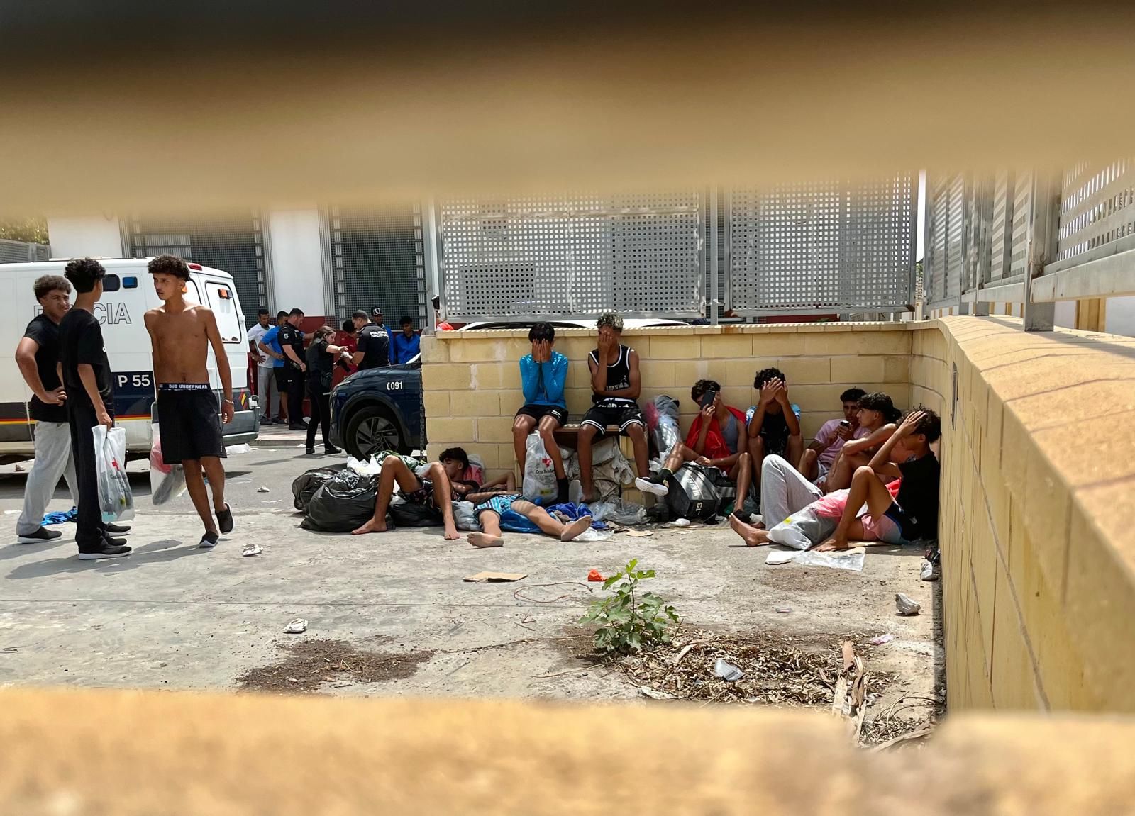 Migrantes en las calles de Ceuta este miércoles