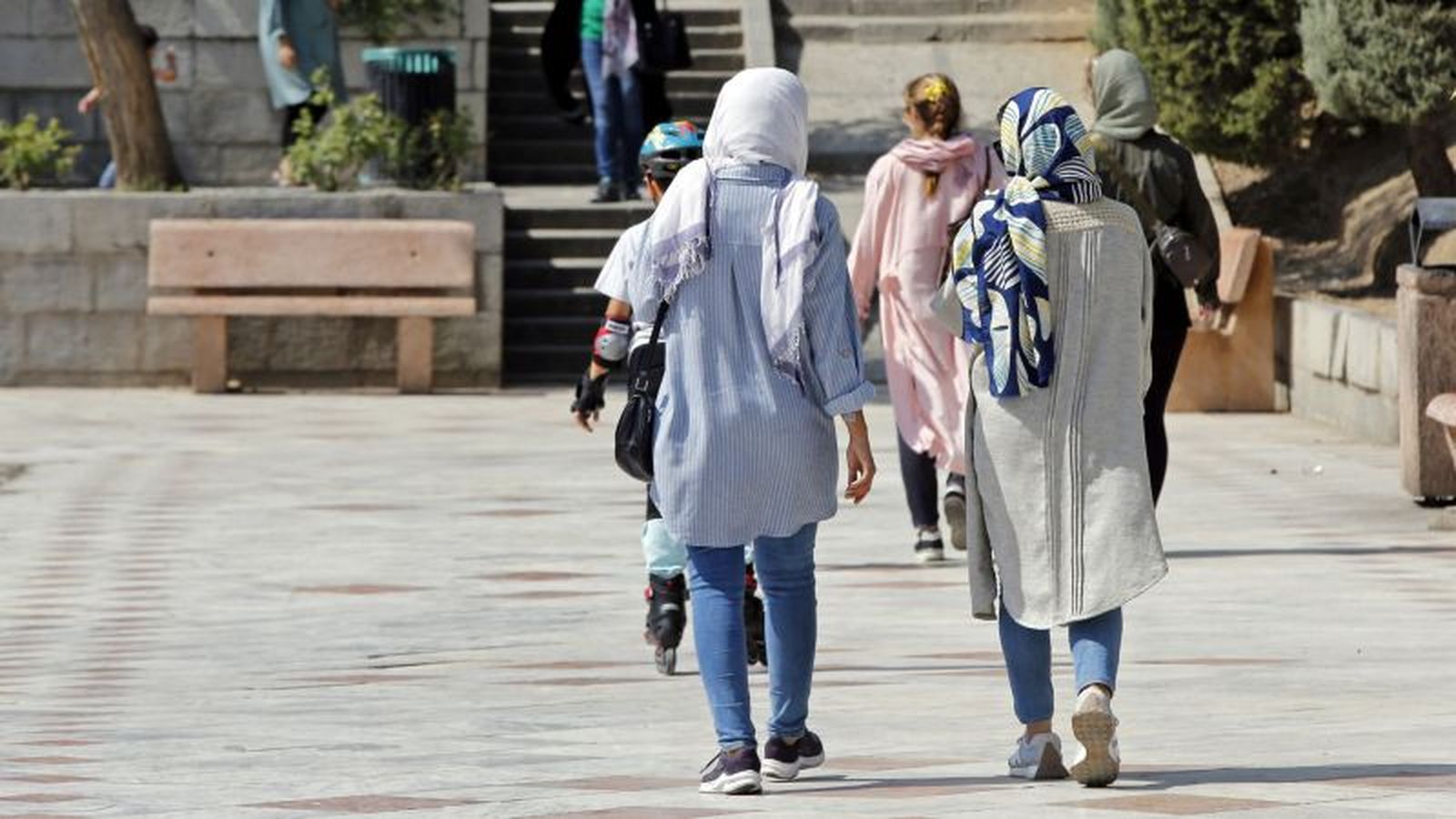 Dos mujeres que visten con hiyab paseando por una calle. / FOTO EL PUEBLO