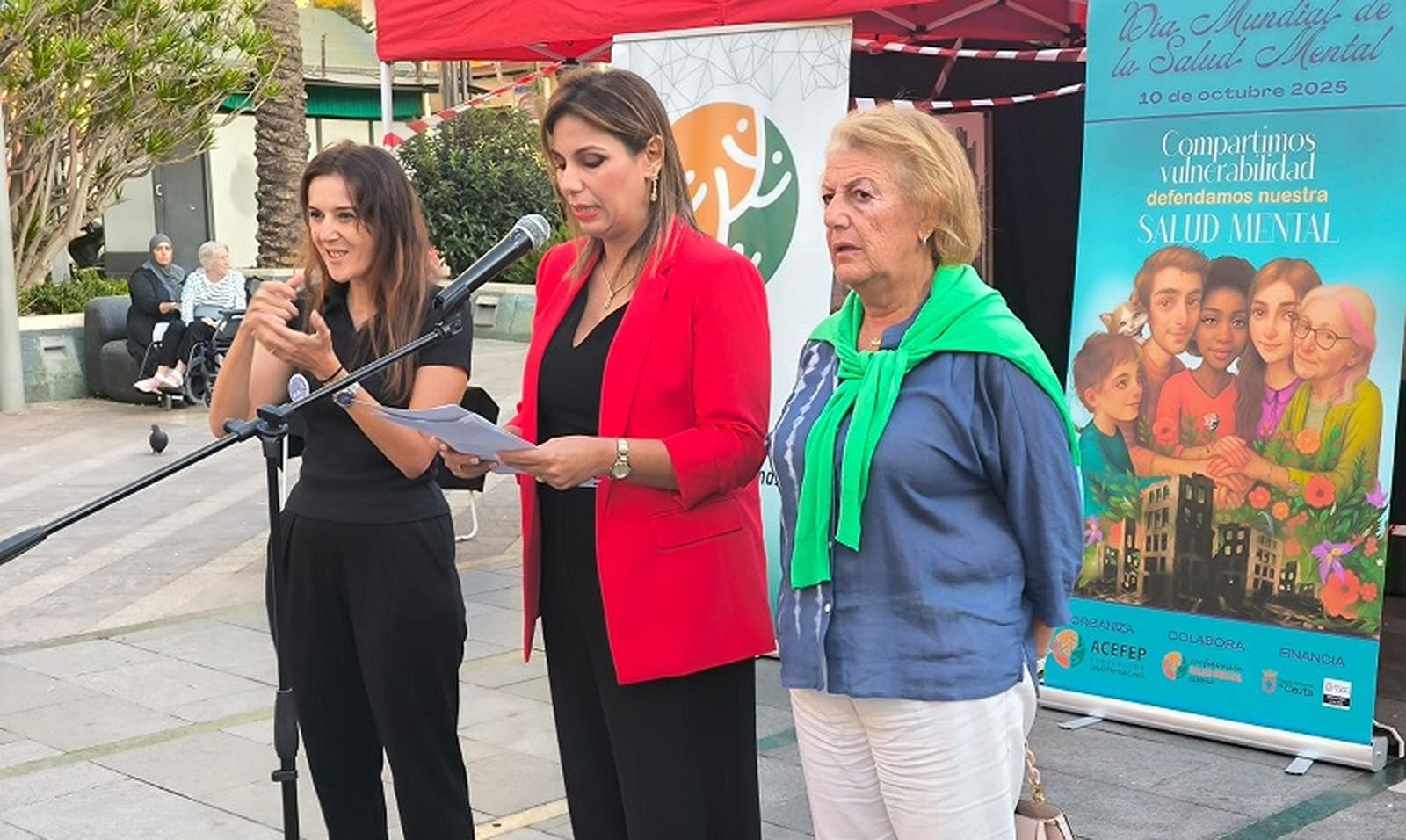 La consejera de Sanidad, Nabila Benzina, leyendo la proclama de ACEFEP junto a la directora general del área, Rebeca Benarroch