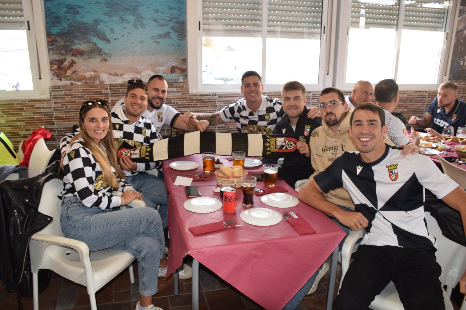 Las aficiones de Ceuta y Almería disfrutan del buen ambiente en la previa al partido