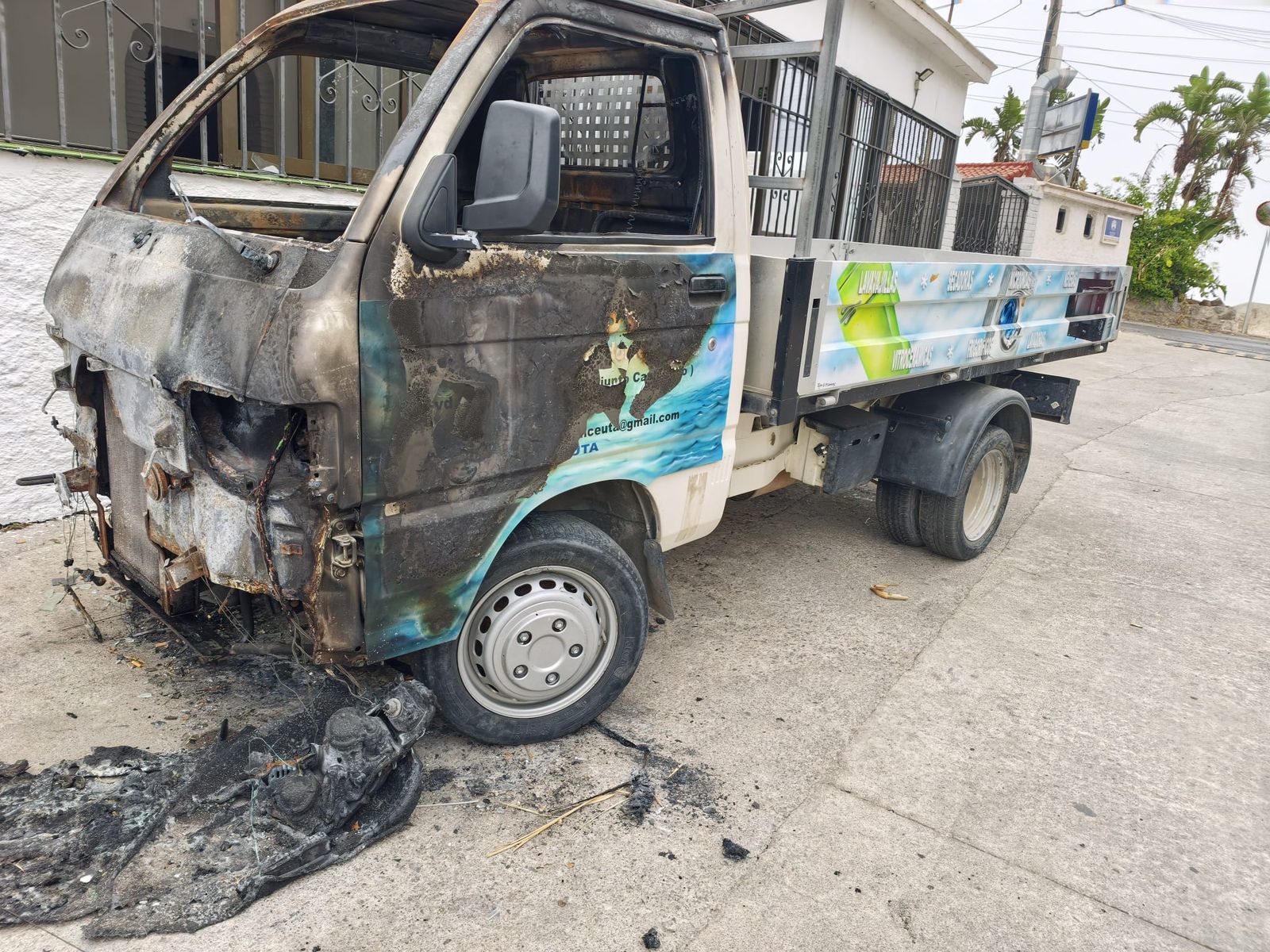 Los vecinos de Barriada Postigo, “agotados” de ver migrantes durmiendo en coches abandonados